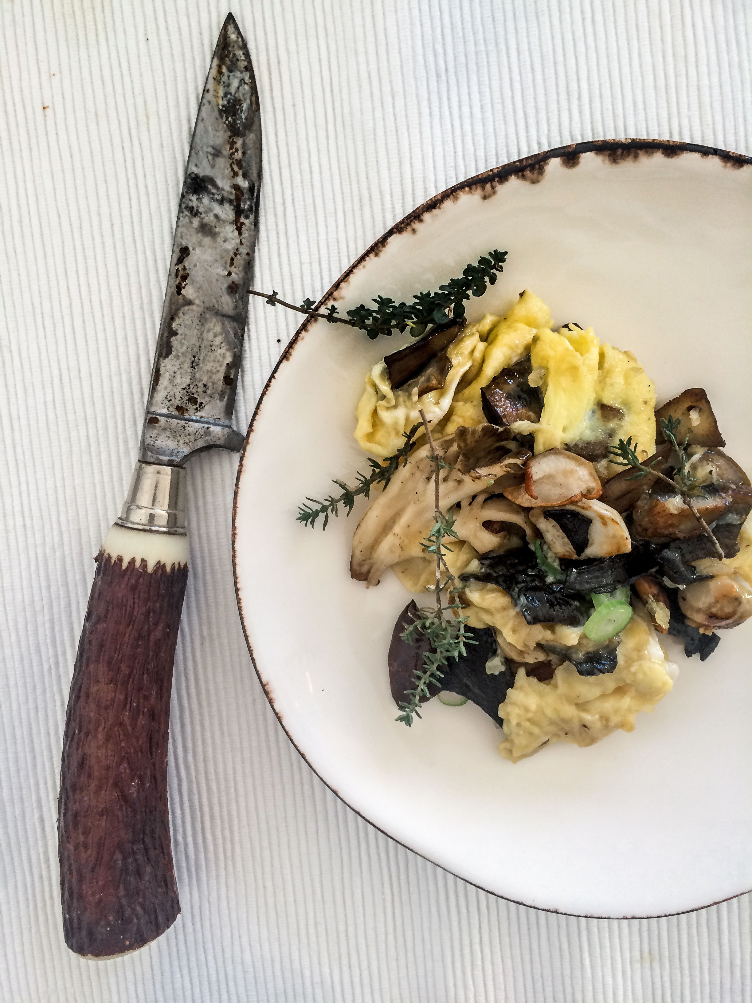 Bospaddestoelen met scrambelled eggs en tijm.&nbsp;