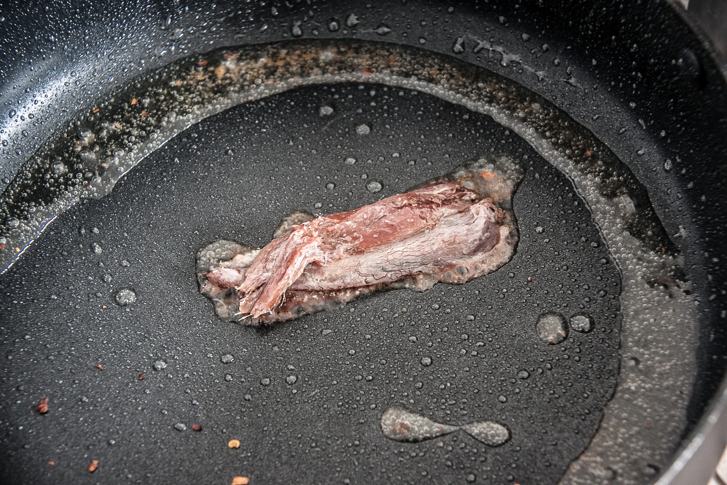 De olie uit het blikje is essentieel, elk druppeltje beland in de pan! De anjovis smelt weg. Heerlijk...