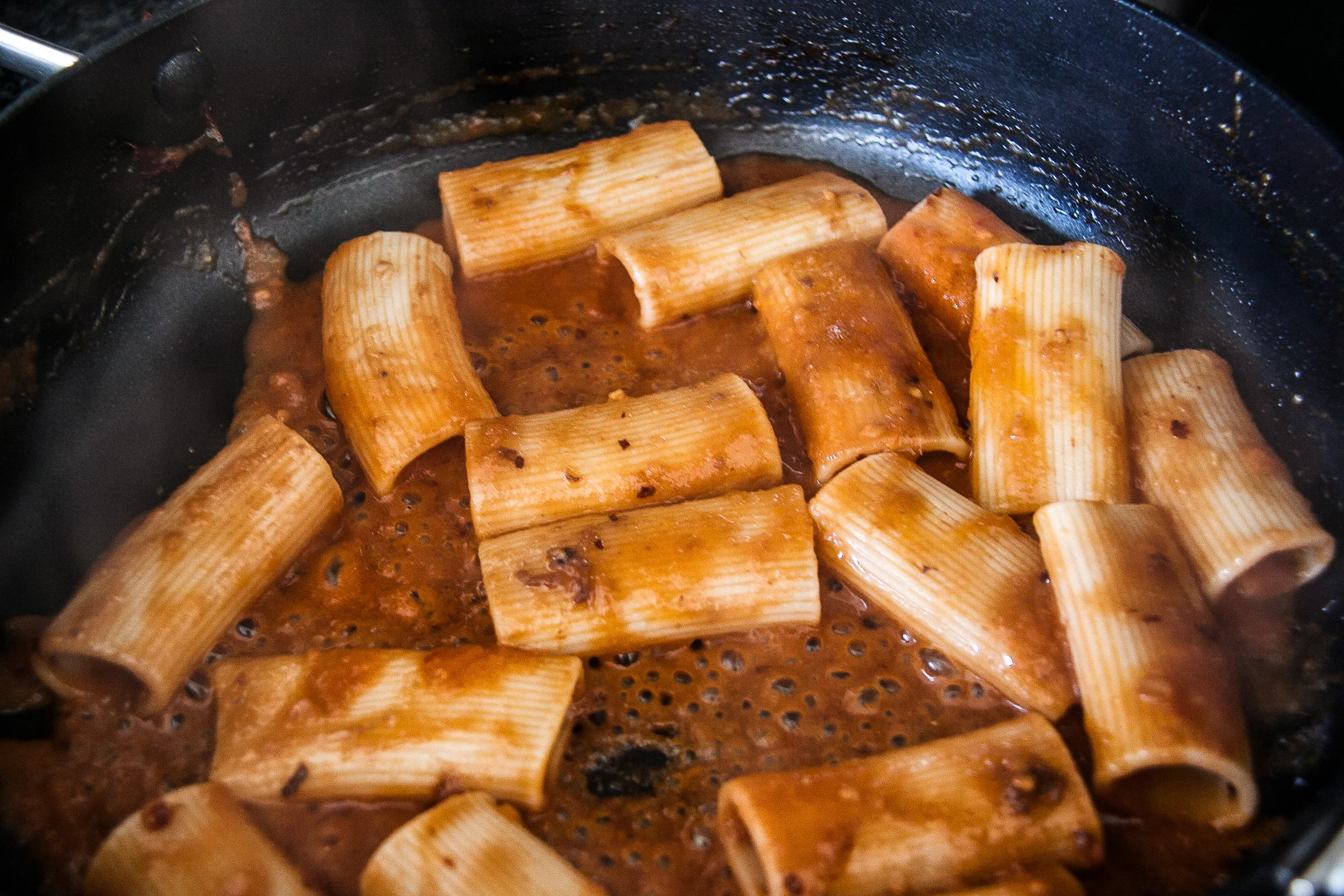 Je saus moet pruttelen, eens je deze consistentie hebt bereikt serveer je. Je saus zal beginnen kleven zodra het ook afkoelt.