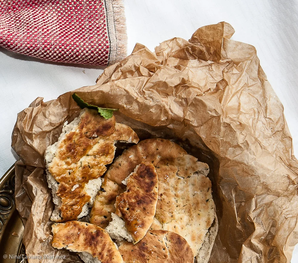 Naanbrood, je vindt ze in de supermarkt, sommige zijn gekruid met koriander.