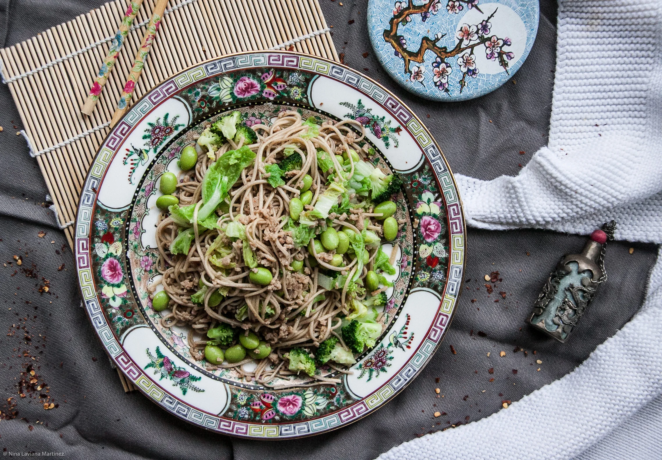 Boekweit noedels met pittige dressing, gehakt en Edamame boontjes.