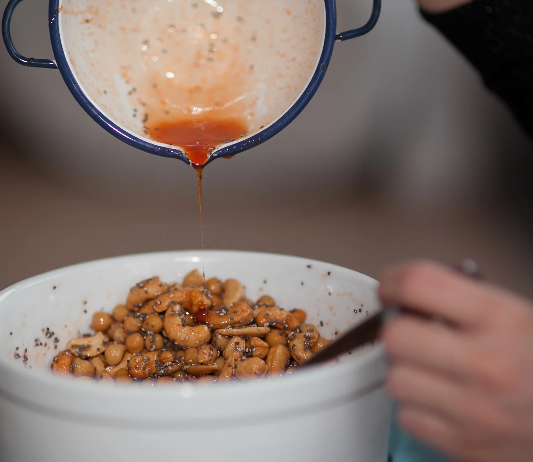 Gekarameliseerde Sriracha kikkererwten en cashewnoten