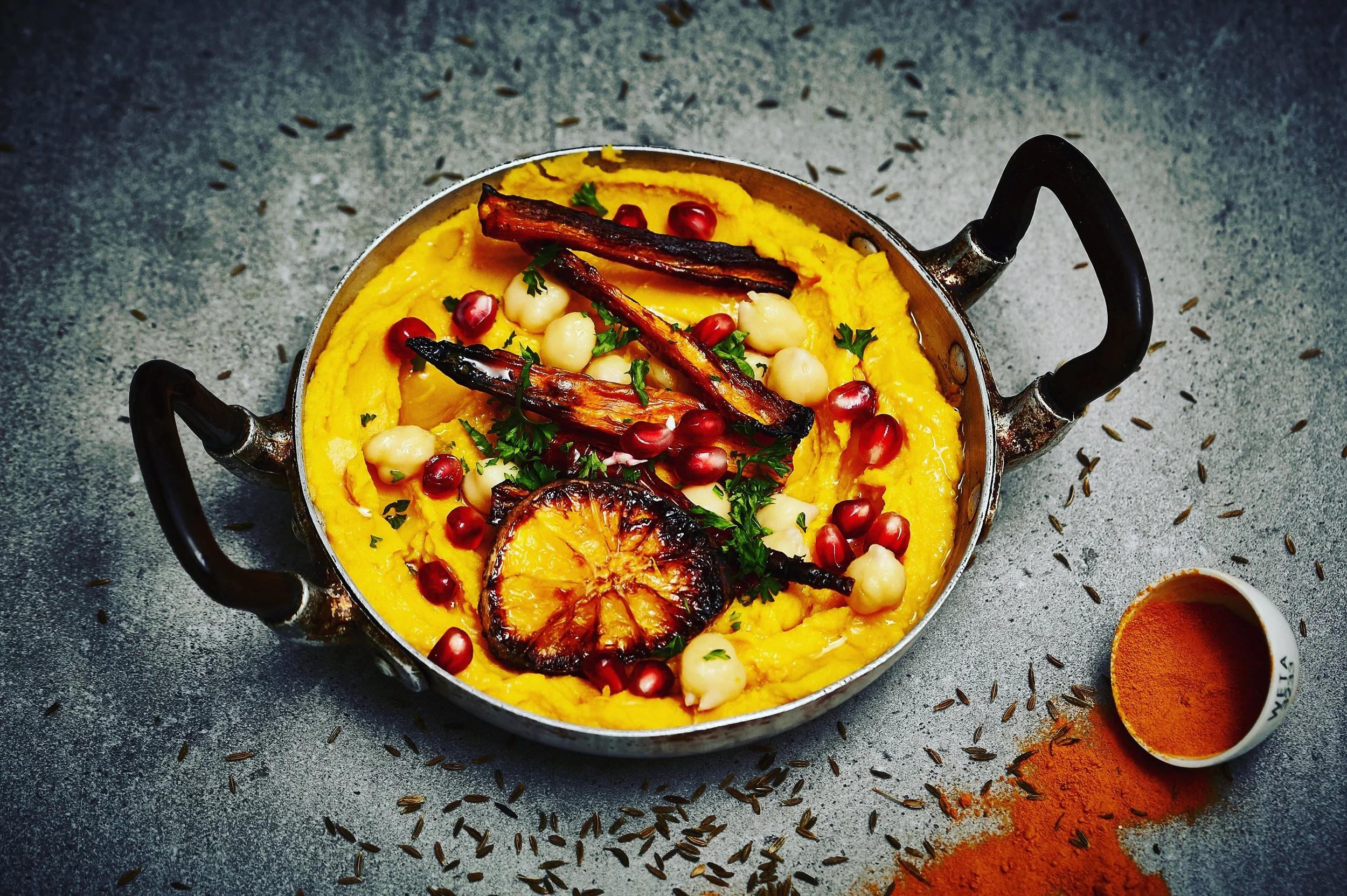 Hummus met gecarameliseerde worteltjes en granaatappelpitjes