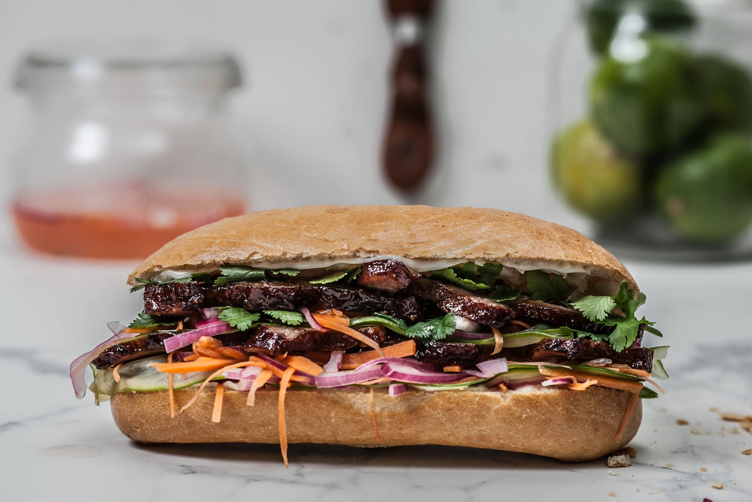 Bahn Mi met gepekelde groentjes en limoenmayonaise
