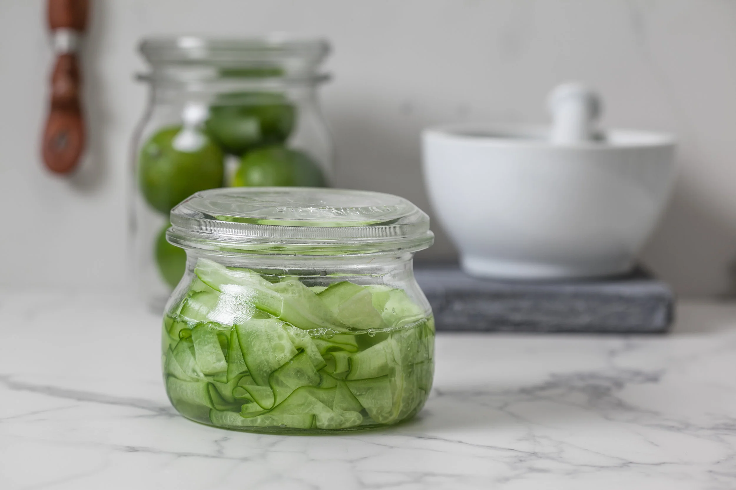Gepekelde komkommer, laat het nooit te lang in de marinade anders verlies je de mooie frisse groene kleur.