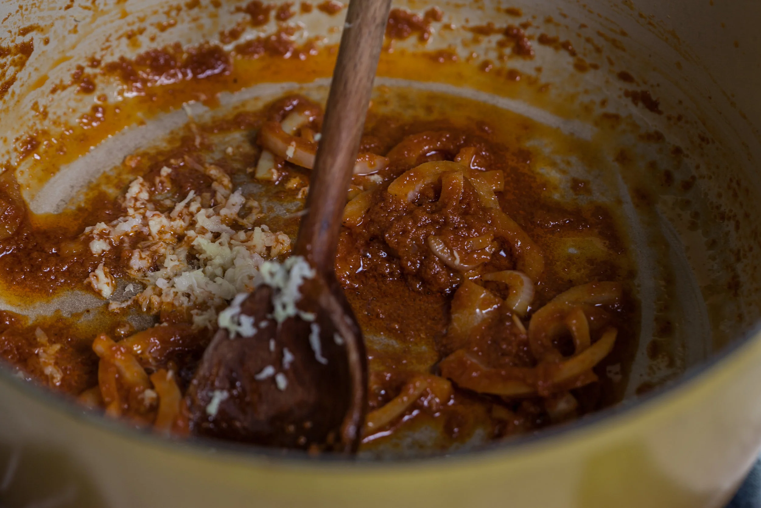 Heb geduld, dit laat je op een zacht vuurtje garen. Zo krijg je het zoete van de ui en de look en gember branden niet aan. De rode curry pasta geeft zijn smaken vrij