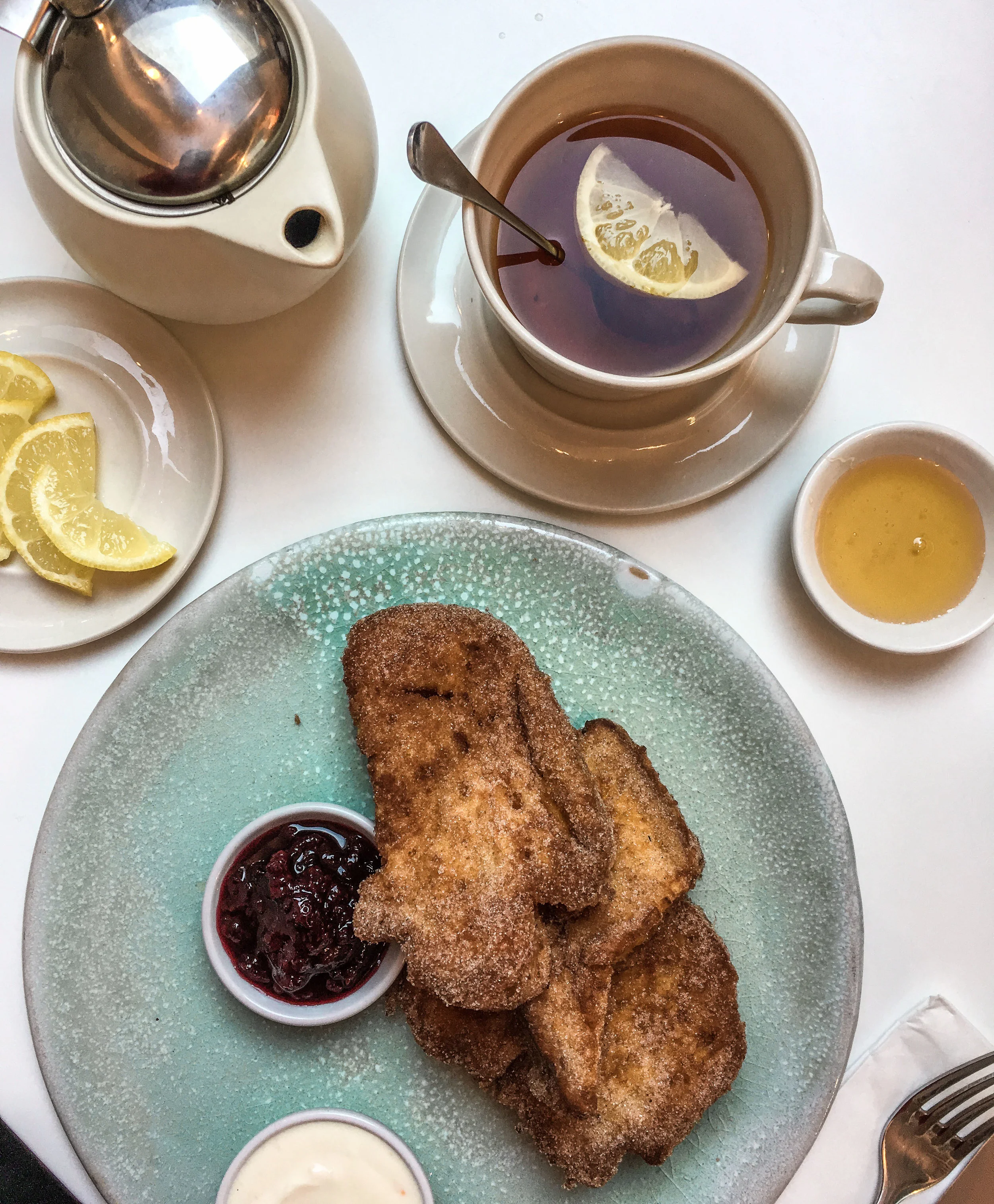 French Toast made with our brioche and cinnamon sugar served with orange yoghurt and mixed berry compote. Simpel maar oh zo lekker!