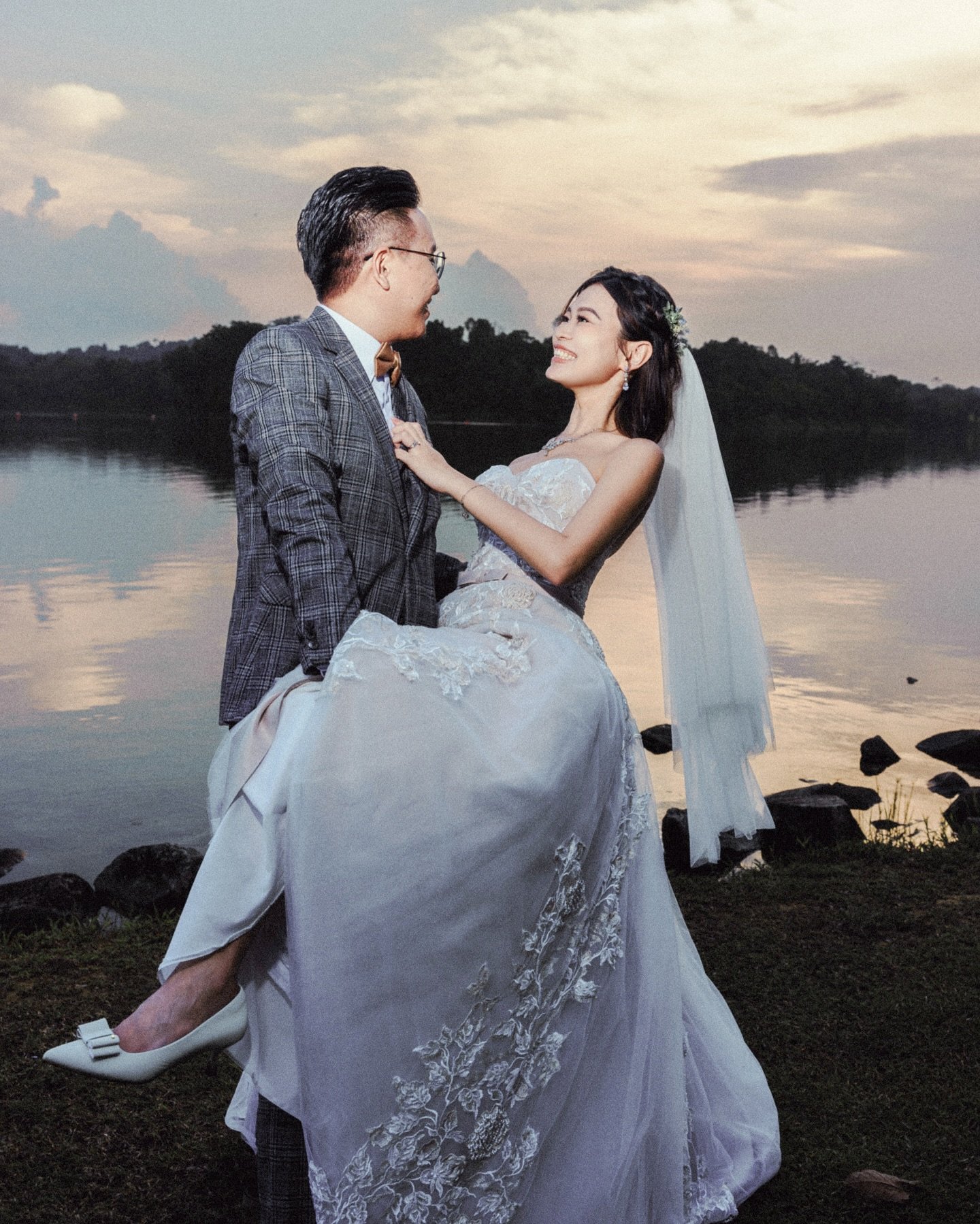sunset in your eyes. 

@lunabiancabridal 
@lunabiancavisuals
