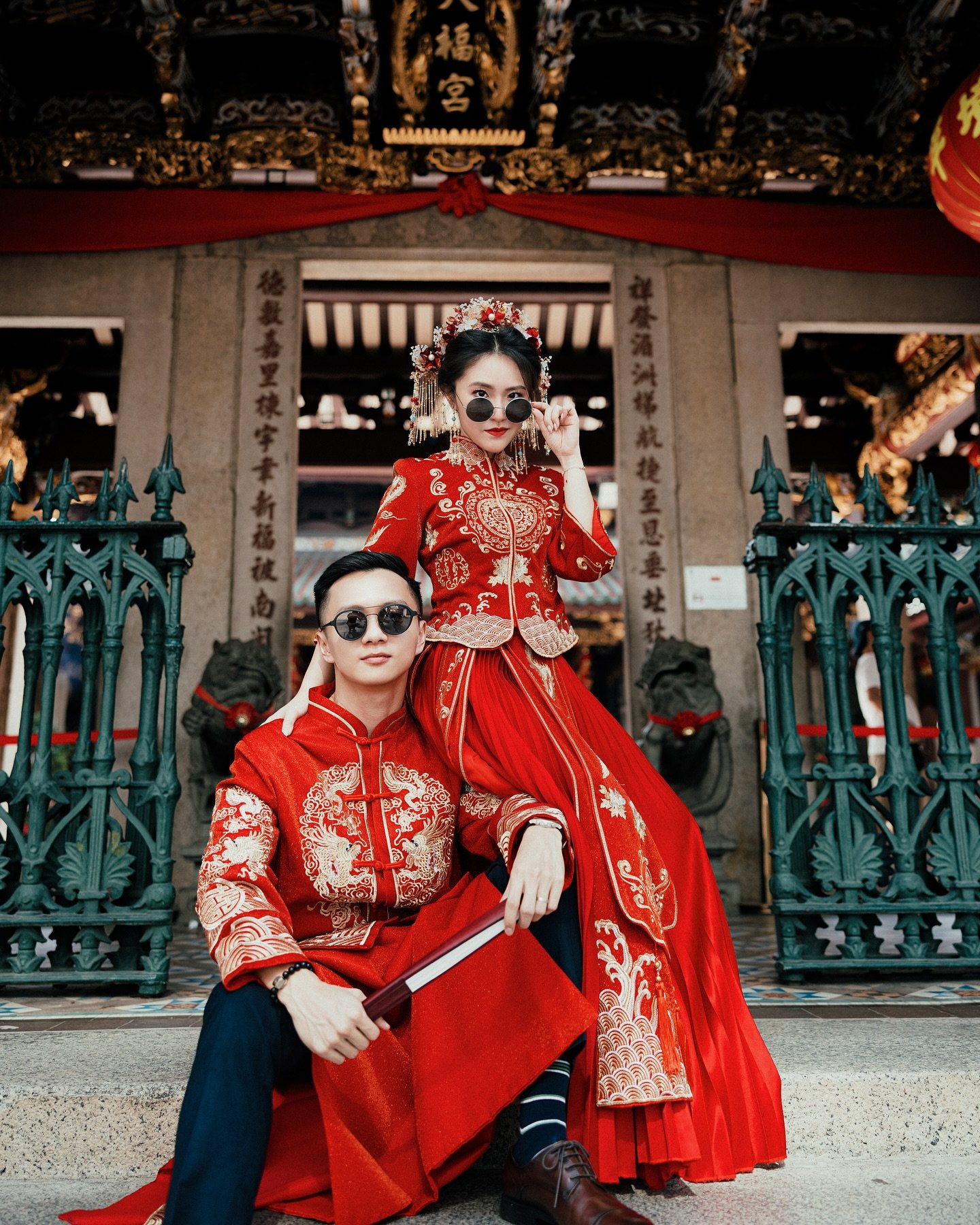 first time shooting in a chinese temple, I see why it's such a hotspot now, the colors turned out amazing! got to love the red black and gold 😍

Lovebirds of @lunabiancavisuals, @lunabiancabridal