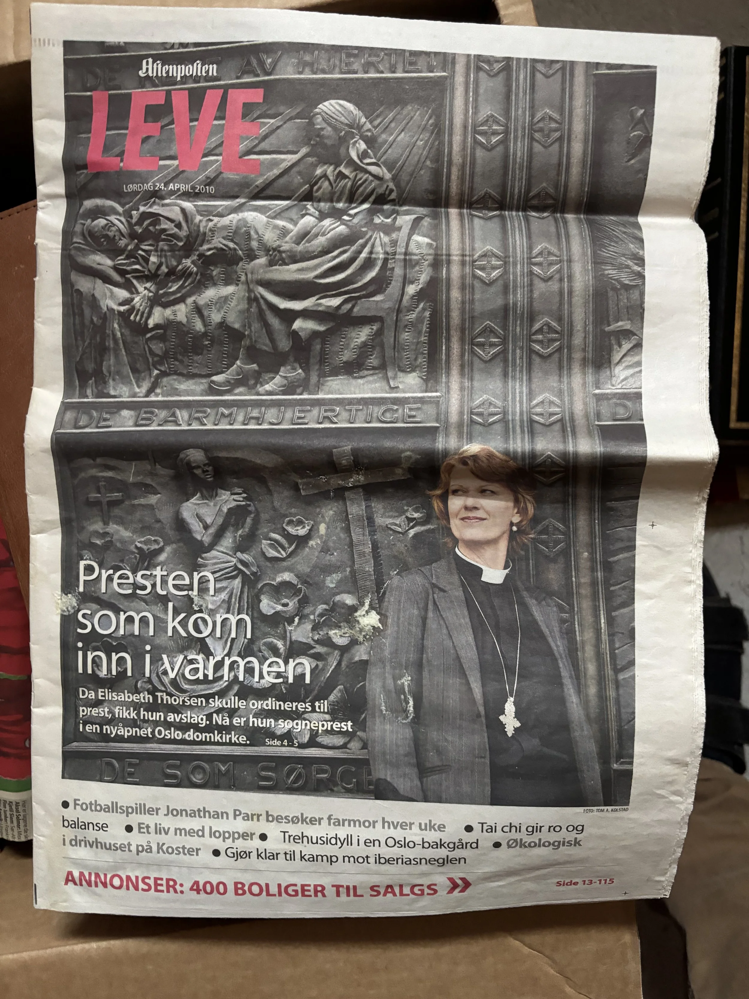 Elisabeth Thorsen står som sogneprest utenfor Oslo domkirke. Foran dørene med relieffer fra Saligprisningene. Fra Aftenpostens bilag Leve, 2010