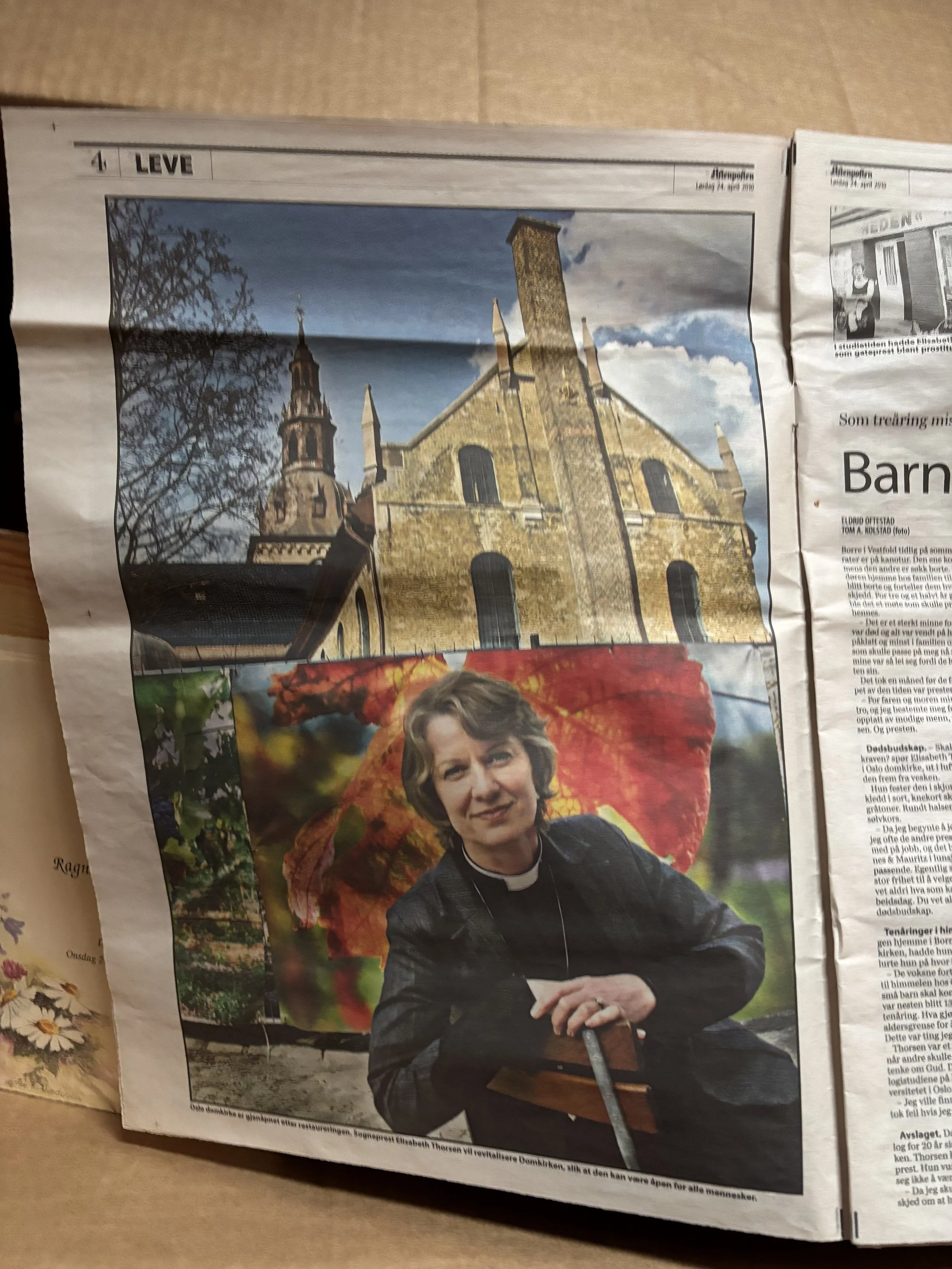 Sogneprest Elisabeth Thorsen foran Oslo domkirke. Fra Aftenpostens bilag Leve, 2010