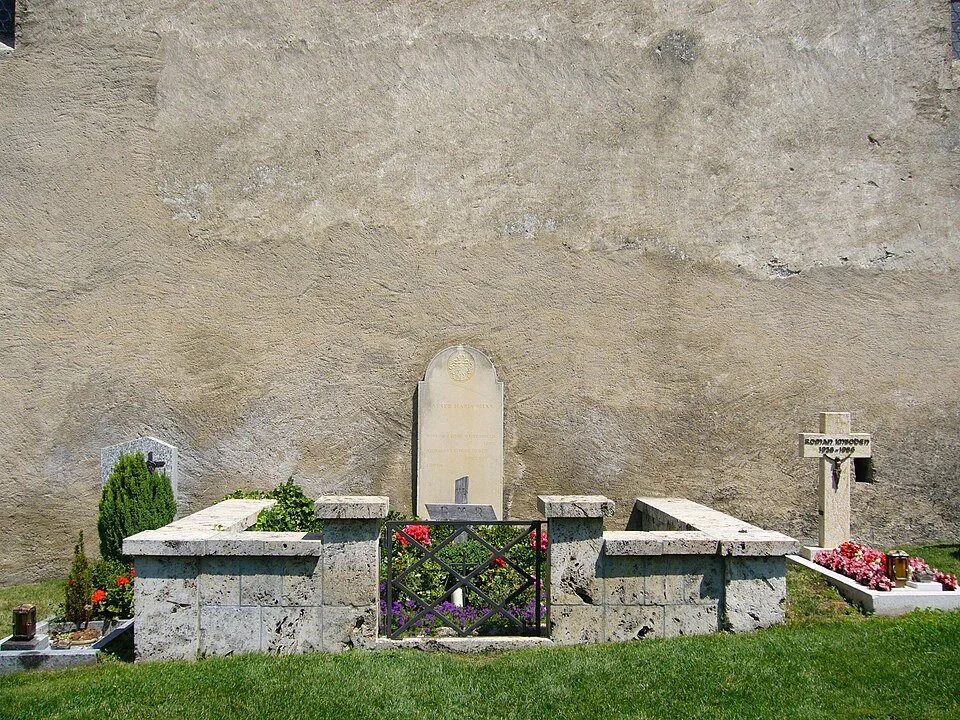 🌹 Morgen: Requiem f&uuml;r einen jungen K&uuml;nstler &times; #Liedinnovation

&bdquo;Rose, oh reiner Widerspruch, Lust,
Niemandes Schlaf zu sein unter soviel Lidern.&ldquo;

So lautet Rainer Maria Rilkes Grabinschrift in Raron. Tod und Verwandlung 
