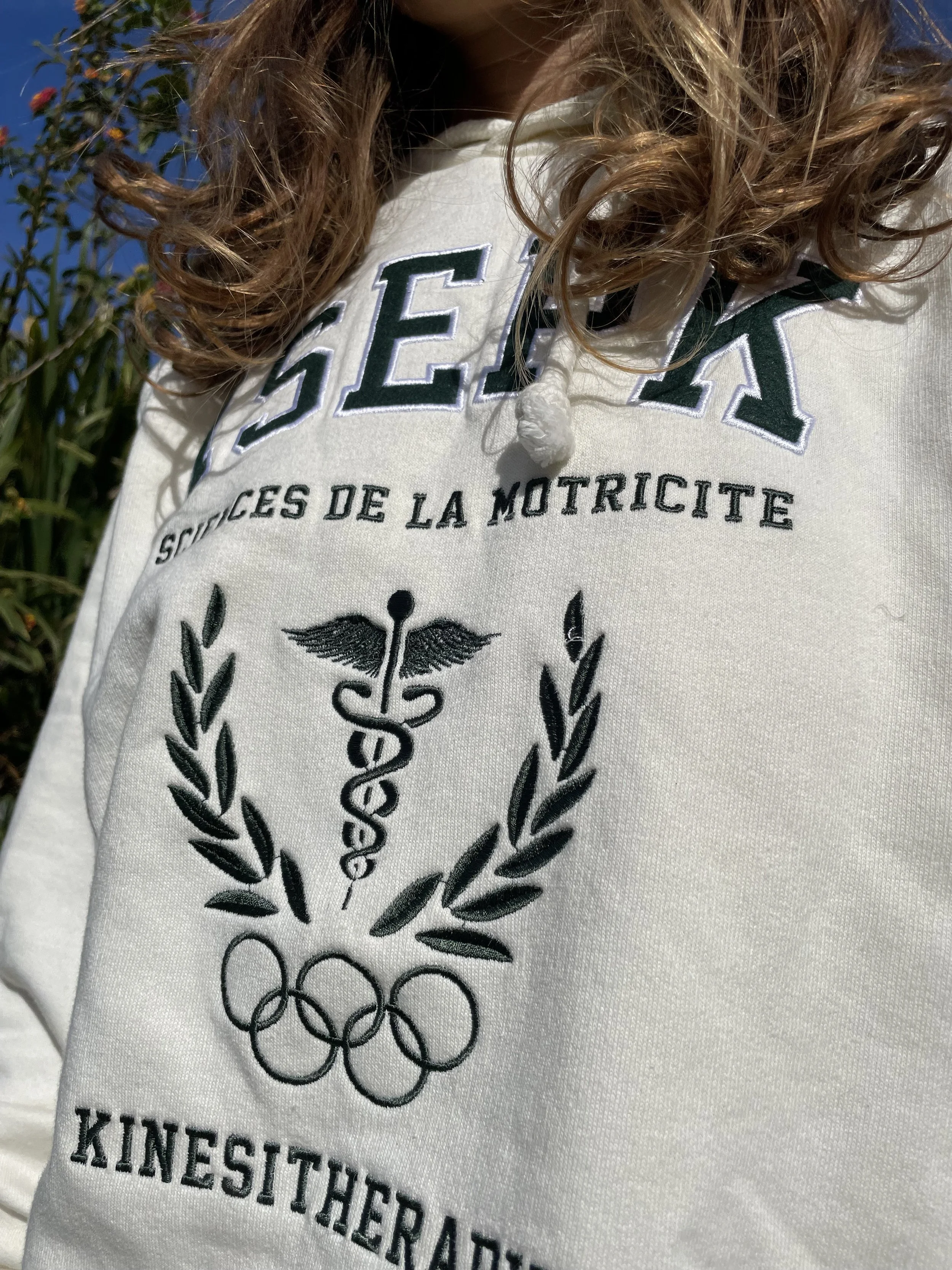 Créez Votre Identité : Logos Sur Mesure et Personnalisés avec Uniform of Youth