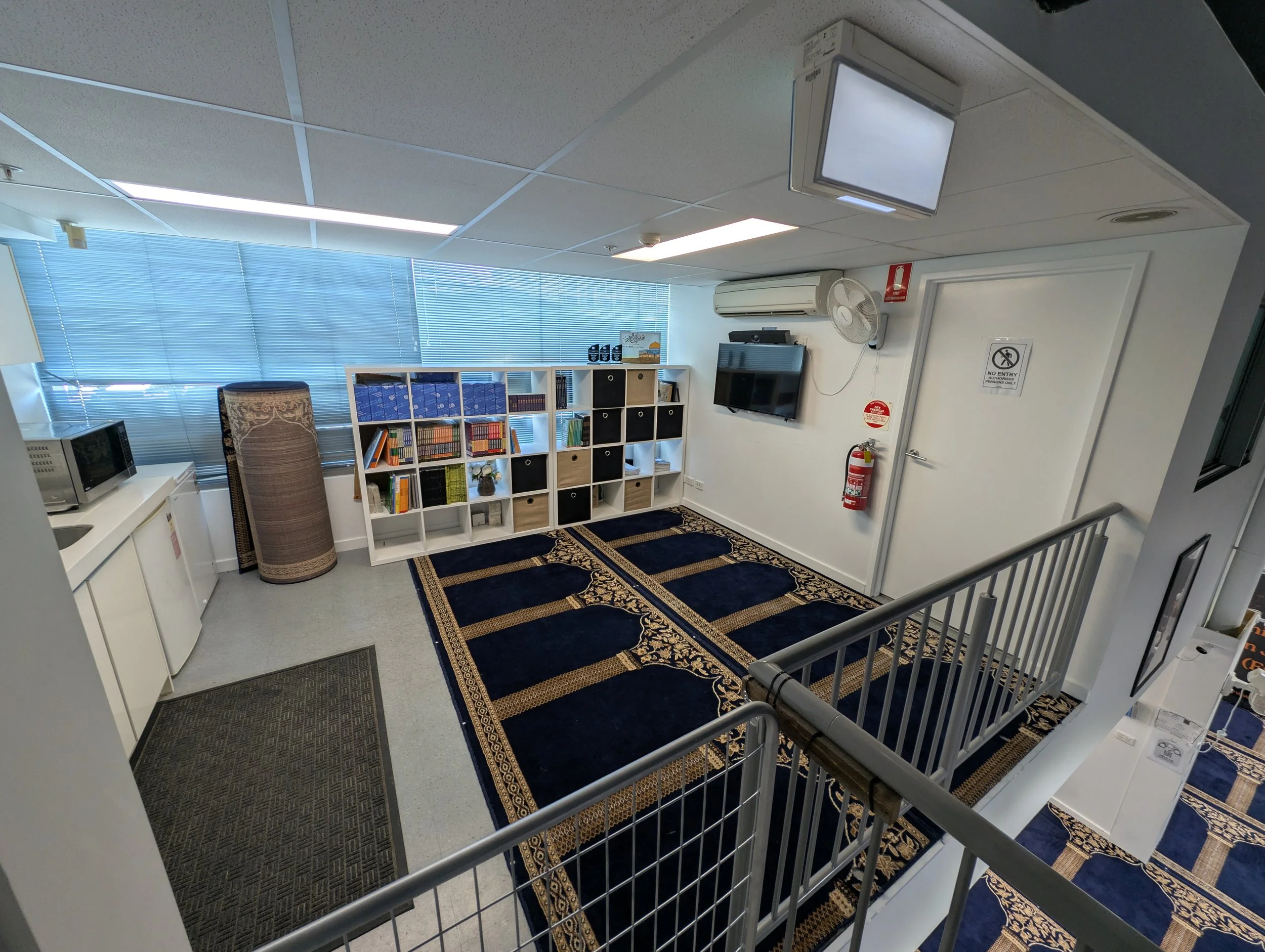 Mezzanine floor: Access to office spaces