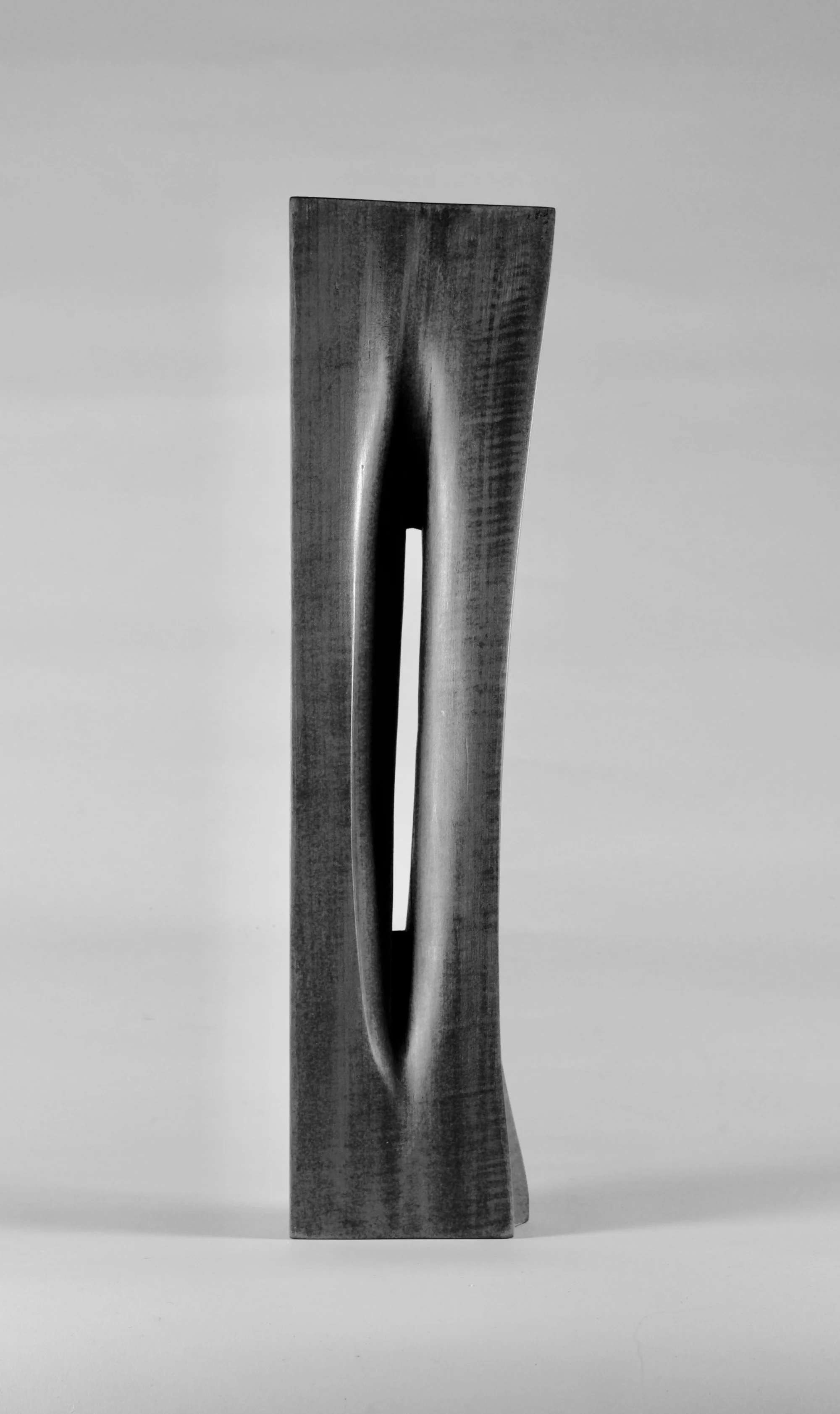 Friedrich Brütsch, Stele, !987, Linde, Schwartz gebeizt