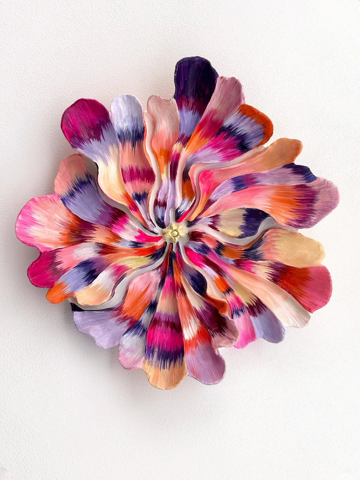 Curves and contrasts, inspired by silk marbling and butterfly wings ✨ It took me more than 10 hours of meticulous, almost jewellike attention to every stroke and color transition.

MARBLED 002 
Oil on air hardening clay on wood 

#floralsculpture #co