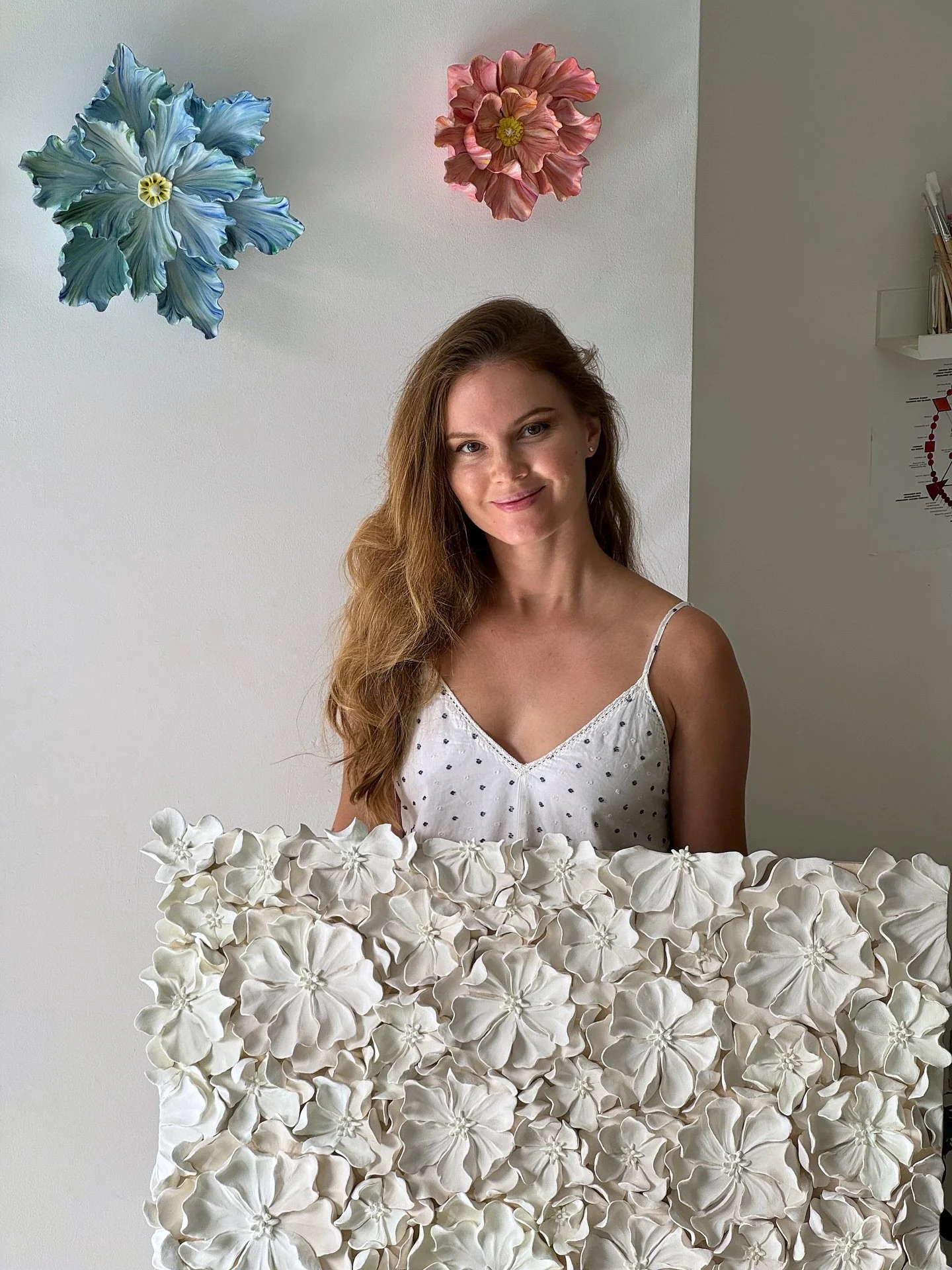 Some shots from sculpting my biggest commission so far 🤍 Wanted to capture it while it&rsquo;s still raw before it transforms. Getting it ready for painting now ✨ 

#floralsculpture #contemporaryart #claysculpting #newyork #losangeles #floralart #ar