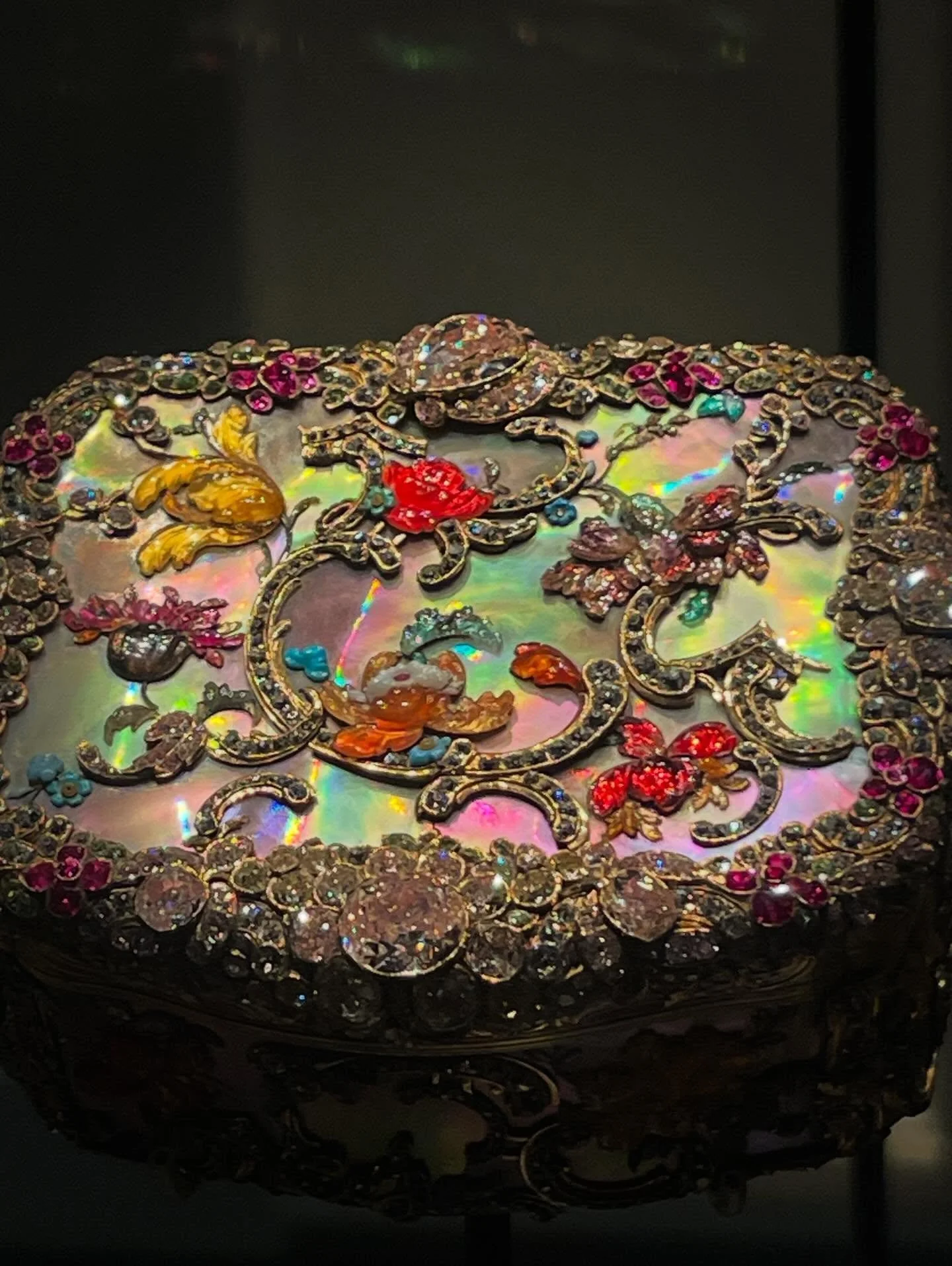 Congratulations @aliceminter_curiosities on the splendid opening of the grand new galleries of the Gilbert Collection! 👏🏻🎉#gilbertcollection @vamuseum