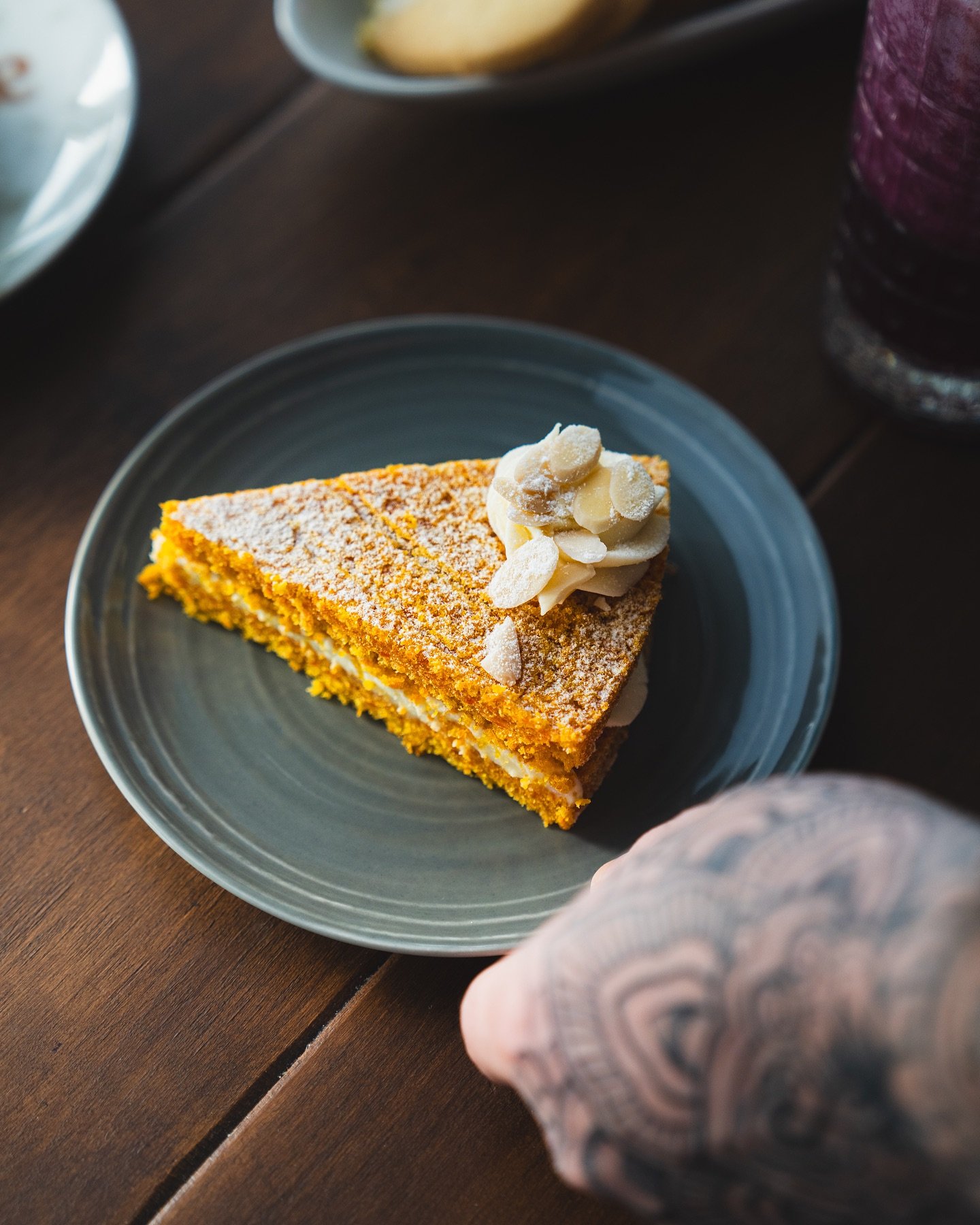 Con questo freddo esiste davvero qualcosa di meglio che una merenda al caldo e ricca di dolciumi? 🍪🍰

In Officina non esistono vincoli, vogliamo essere per voi un luogo di leggerezza e non di imposizioni ⭐️

Per questo ogni abbinamento pu&ograve; e
