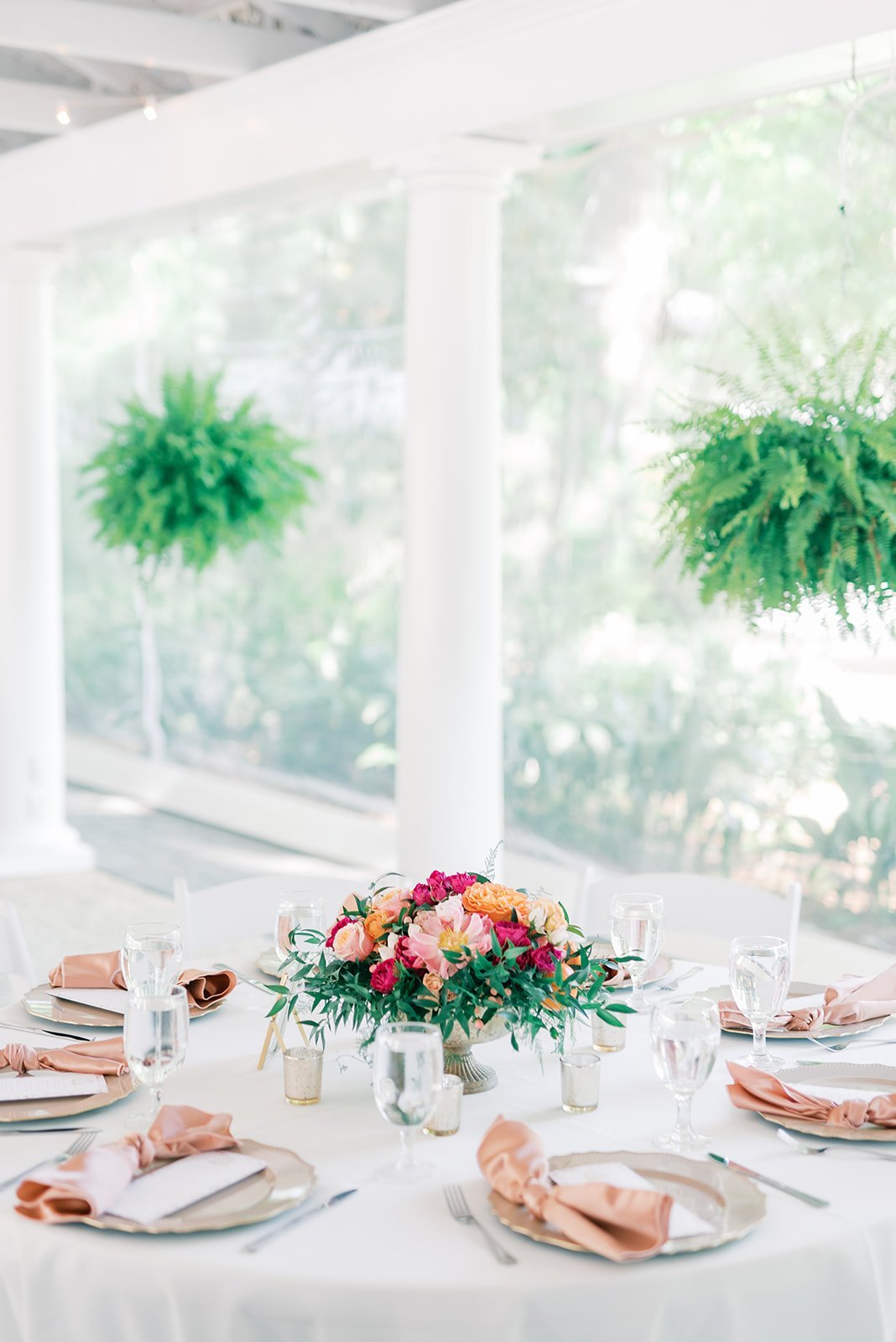 modern chic elegant summer tablescape