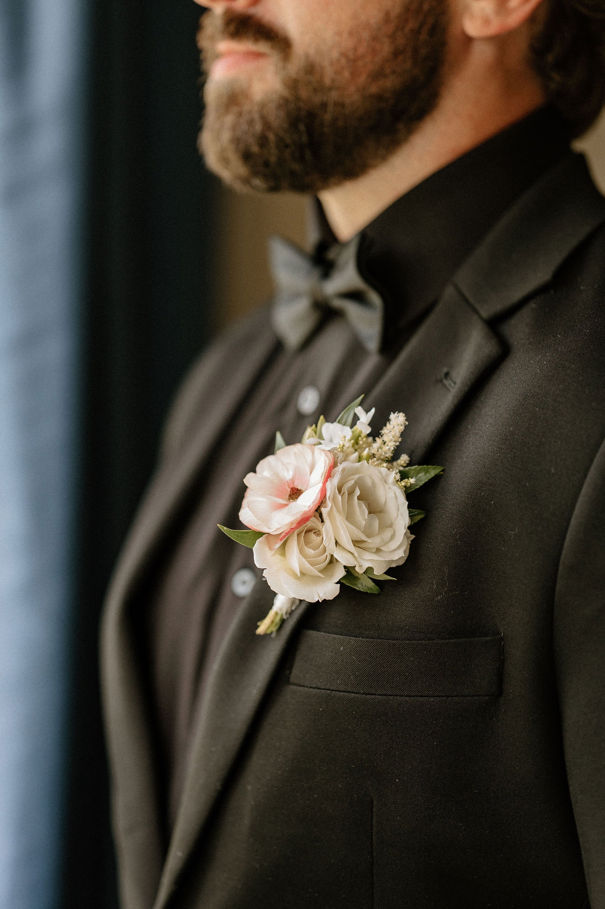 trendy ivory boutonniere 