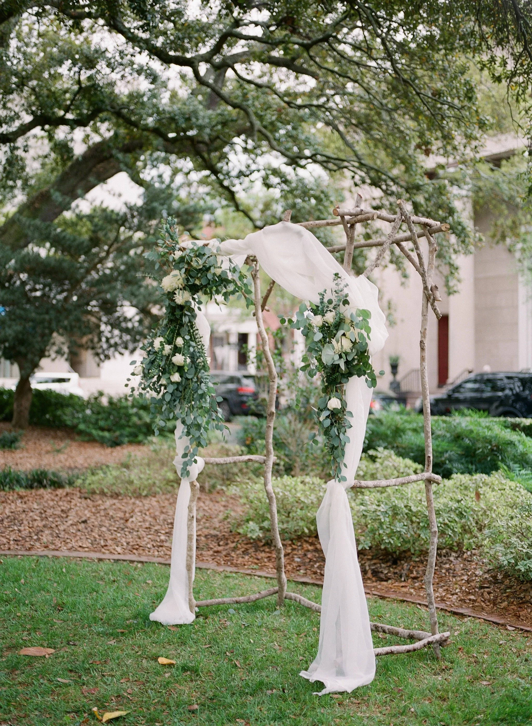 How to Plan Your Wedding Photos in an Iconic Savannah Square: Jordan &amp; Jeremy 