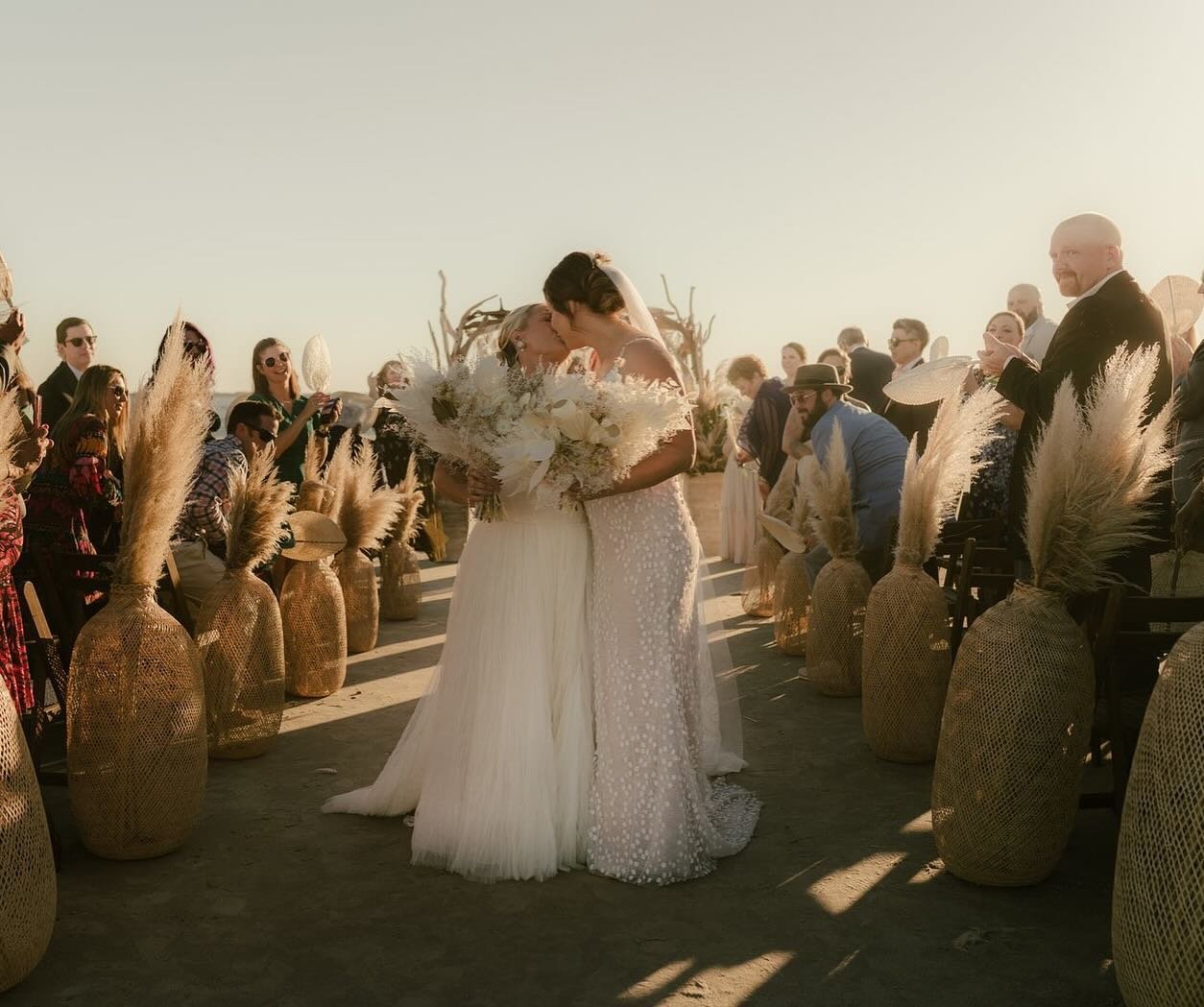 TORI + NIKKI 🫶 

These beachy dried florals make us wish it was fall already 😭

Looking for your wedding or event florals? Hit the link in our bio to get in touch!! 🔗✨

VENDORS⬇️
couple: @victoriabos @nikkibos17
photography: @frykmanphotography
fl