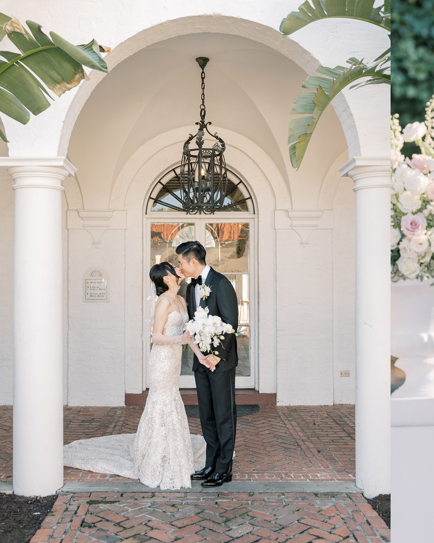 Blushing florals for a blushing bride! 🤍🌷

Vendors: 
Florals: Us! @ivoryandbeau @savannahflorist
Planning: @ally_moline_ 
Venue @jekyllclubweddings
Photographer: @rhondarowellphotography 

Bridgerton met Jekyll Island for David &amp; Selina&rsquo;s