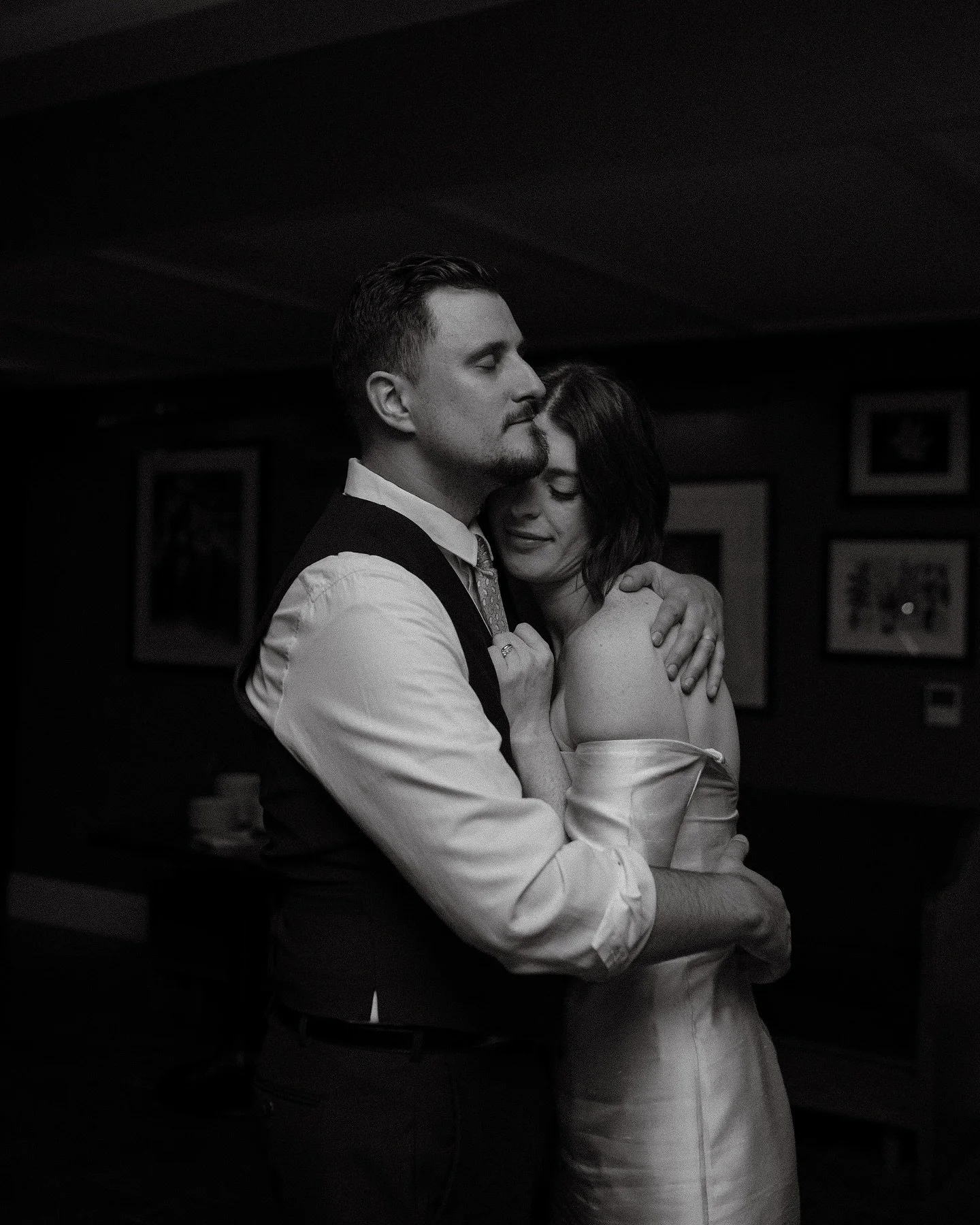 Sarah &amp; Max&rsquo;s intimate wedding has all of the inspiration we need 🤍

Vendors:
Planning &amp; Florals: @ivoryandbeau
Photographer: @karennorianphoto
Venue: @thedraytonhotel

An intimate wedding fosters intimate moments between newlyweds and