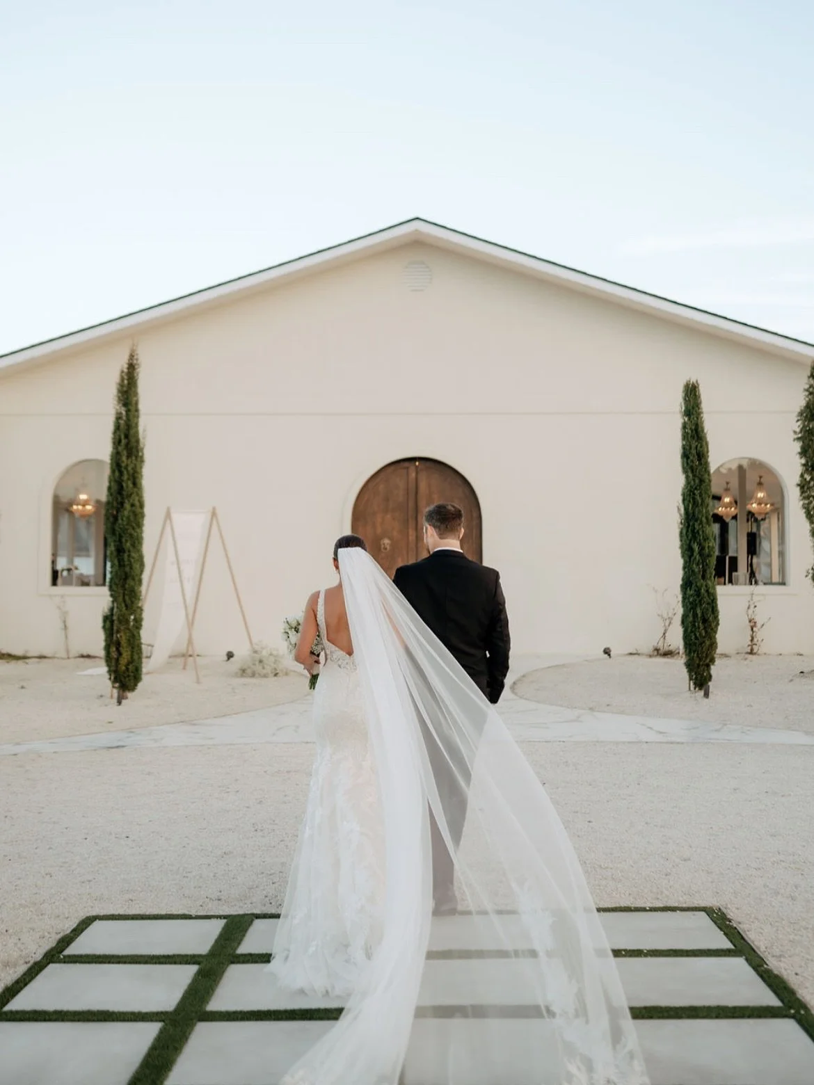 ✨ Venue Spotlight ✨
If you’ve been dreaming of a wedding that feels like a European fairytale right here in Savannah, Chateau 1800 is the one. From the sweeping staircase to the golden-hour gardens, every inch of this venue was made for unforg