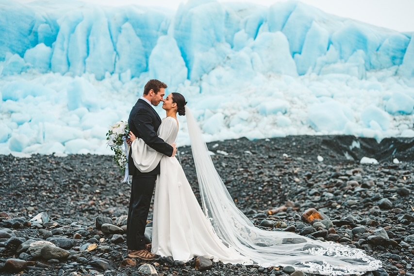 A Christmas Eve elopement in the mountains of Palmer, Alaska. I meannnnn!!!
Captured beautifully by @amwstudios, with the entire adventure brought to life by @outboundheliadventures, who planned every breathtaking detail from the helicopter ride to t