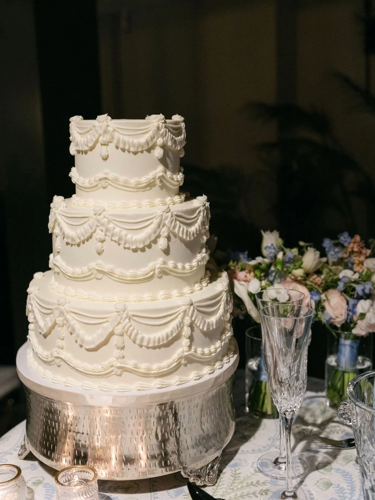 Vintage is having a moment✨and we are so here for it. From Lambeth style cakes with their intricate hand piped icing and old world charm, to the thoughtful details woven throughout the day, this gallery is a true love letter to classic weddings.🤍

T