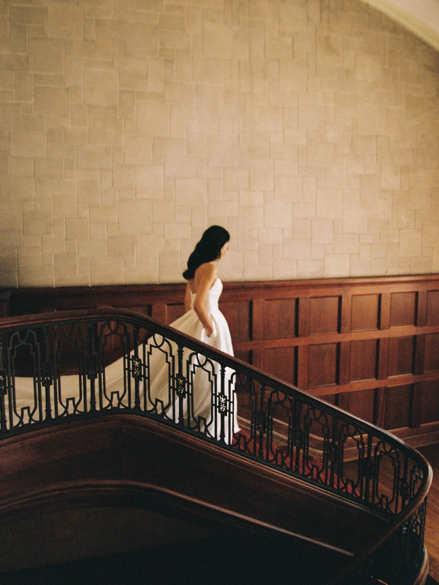 Staircase moments are a moment. ✨
The pause. The anticipation. The drama.
From a bride&rsquo;s first steps to quiet in-between glances, staircases add movement, emotion, and timeless elegance to your gallery.
If you have one at your venue, let your p
