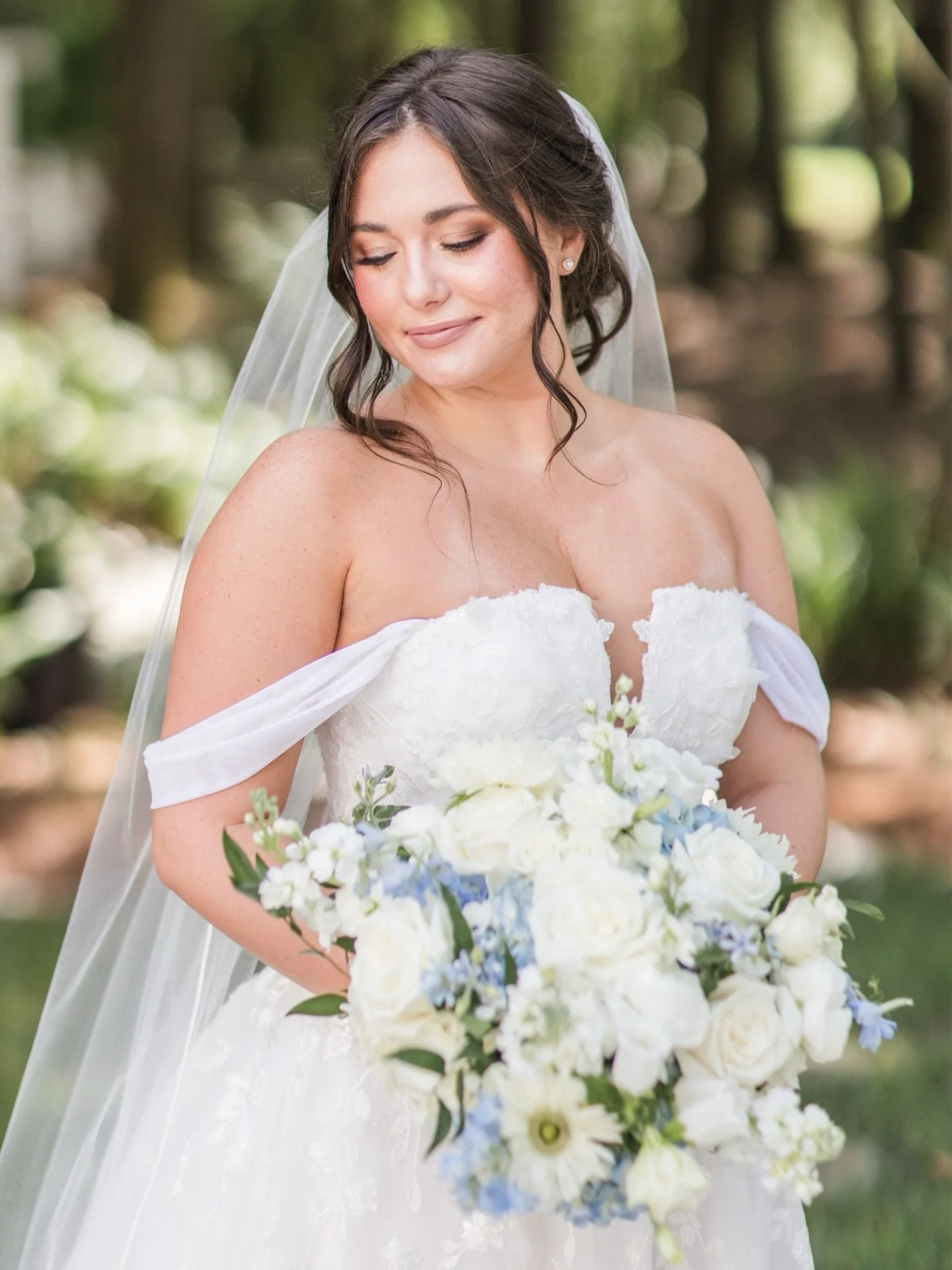 What could be more classic than a blue and white floral palette for a Savannah wedding?! 🤍💙

Venue: @mackeyhousesavannah 
Photographer: @hannahmcnamara 
Florals: @ivoryandbeau 

#blueandwhite #weddingflorist #savannahga #weddinginspo #floraldesigns
