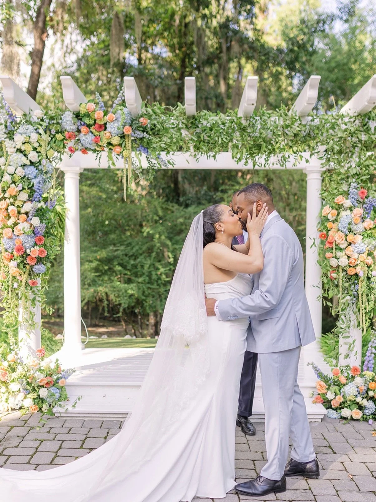 Calling it now: 2026 is the year of color 🌷
Colorful bouquets. Statement floral installations. Weddings that feel bold and full of life.

We&rsquo;re obsessed already. Save these for your own wedding inspo🤍

Florals by @ivorybeauflowers