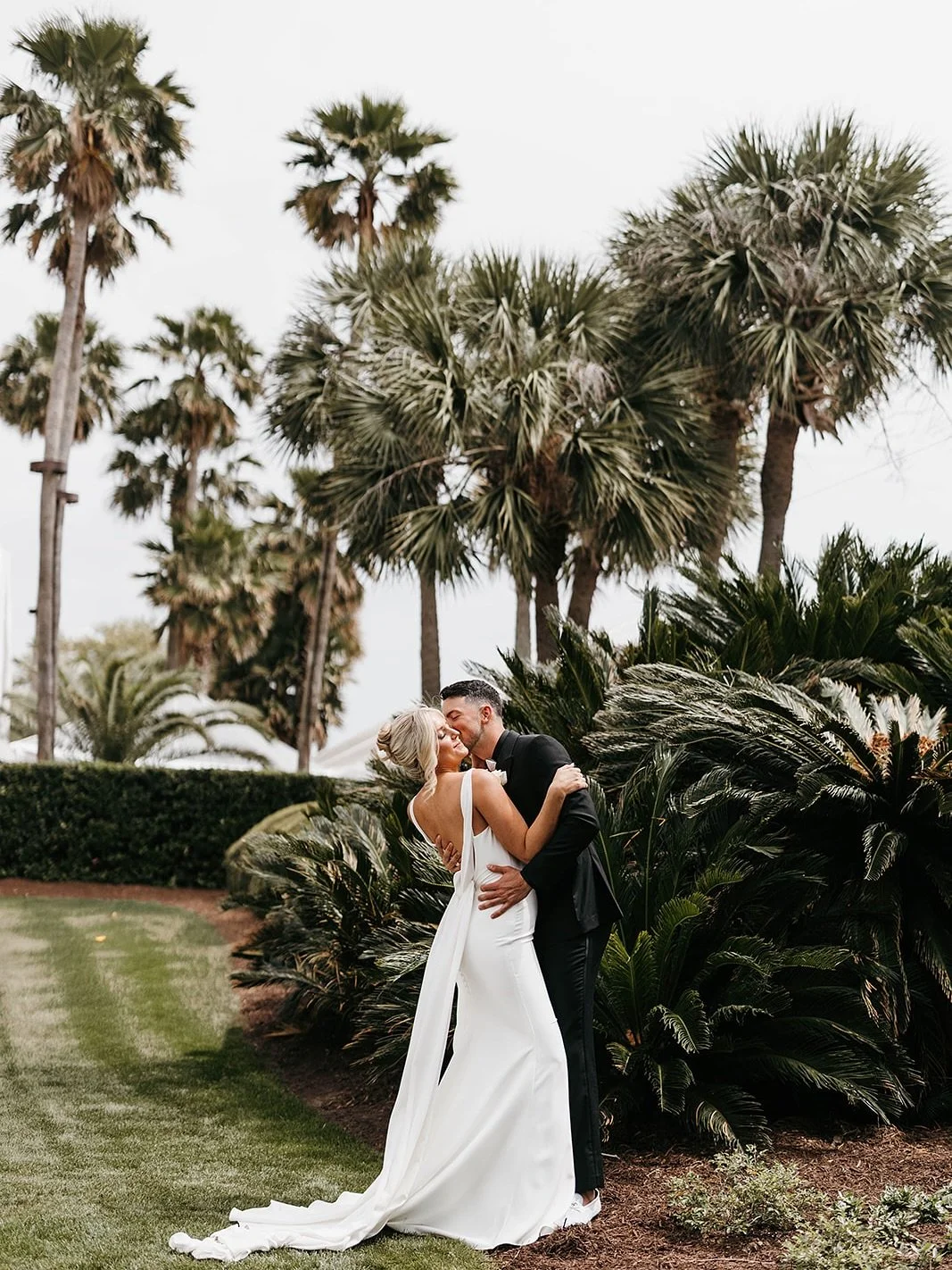Talk birdie to me ⛳️

Dress: @ivoryandbeau @mwlbride 
Venue: @westinsavannah 
Photographer: @malloribrookephoto 

This month, we&rsquo;re celebrating love on the golf course! We&rsquo;ll be sharing inspo for golf course weddings from dress options to