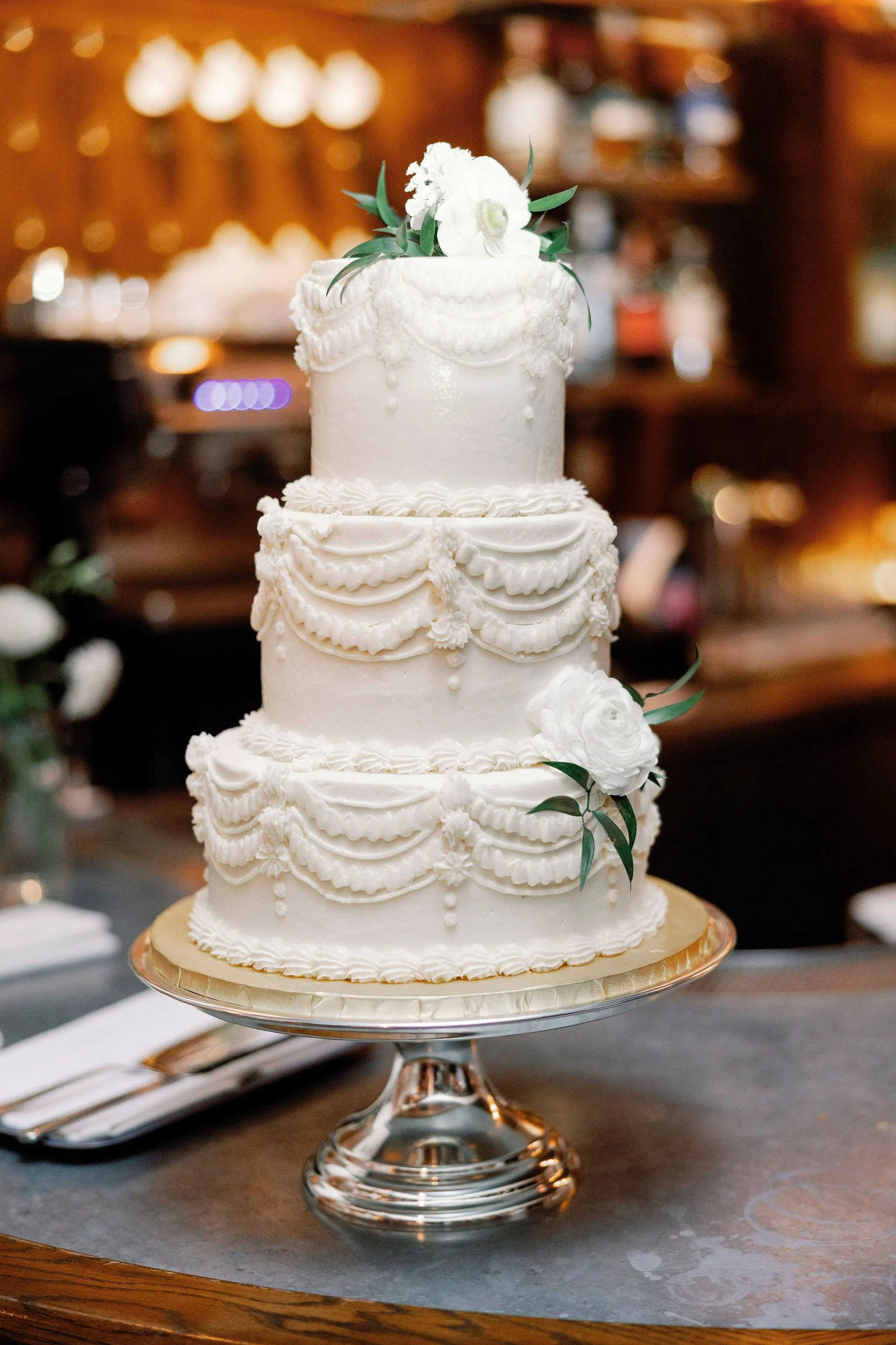 classic-southern-wedding-cake-ivory-and-beau-savannah-wedding-florist.jpg