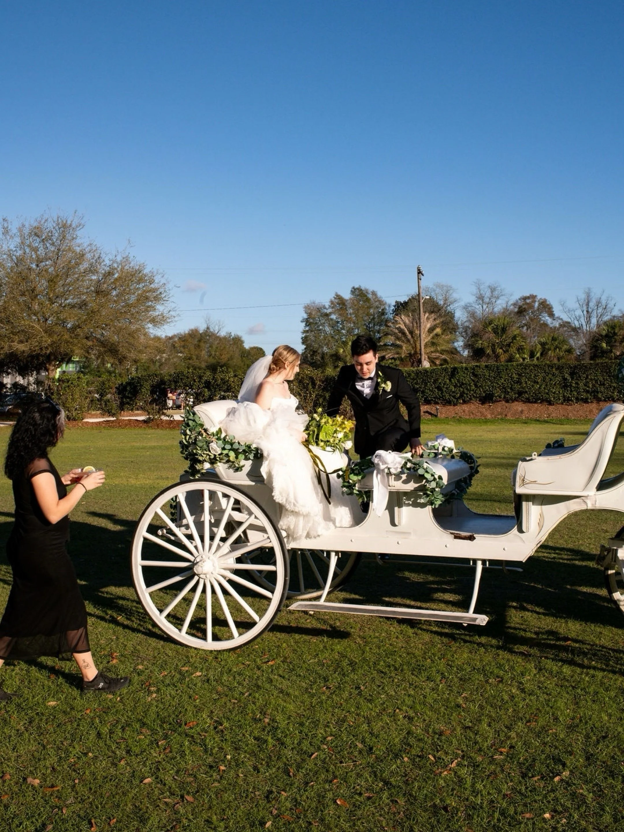 What makes a perfect wedding? Leaving your ceremony in a horse-drawn carriage and a donkey showing up to cocktail hour. 🥂

Vendors 🤍
Planning: @moonbeamweddings
Beauty: @beyondbeautifulbyheather
Photo: @mdb__photography
Florals: @heyjudeflorals
Ren