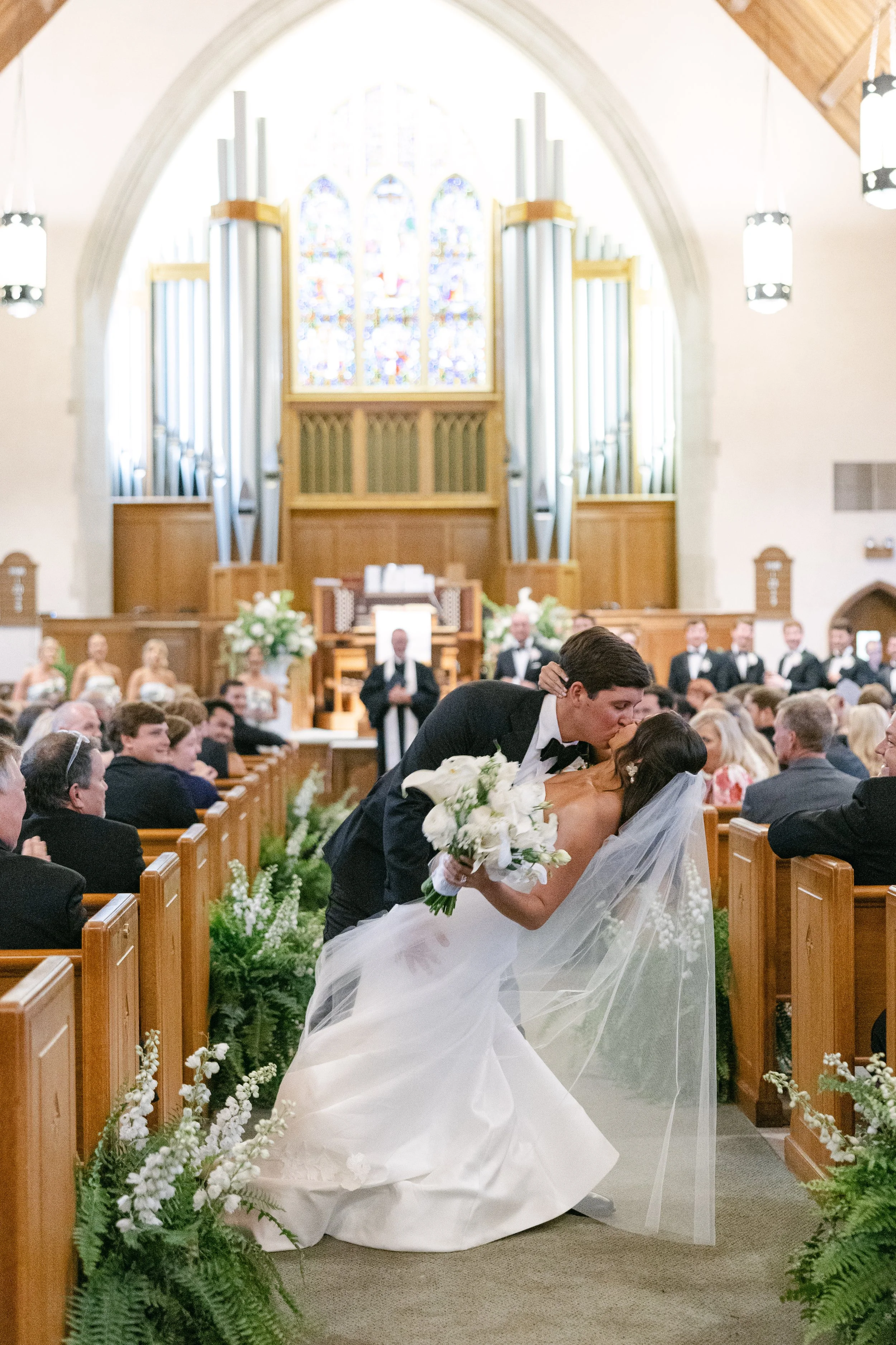 first-presbyterian-church-wedding-in-savannah-georgia-ivory-and-beau-savannah-georgia-weddings-southern-weddings-ivory-and-beau-savannah-florist-southern-wedding-florist-southern-wedding-flowers.jpg