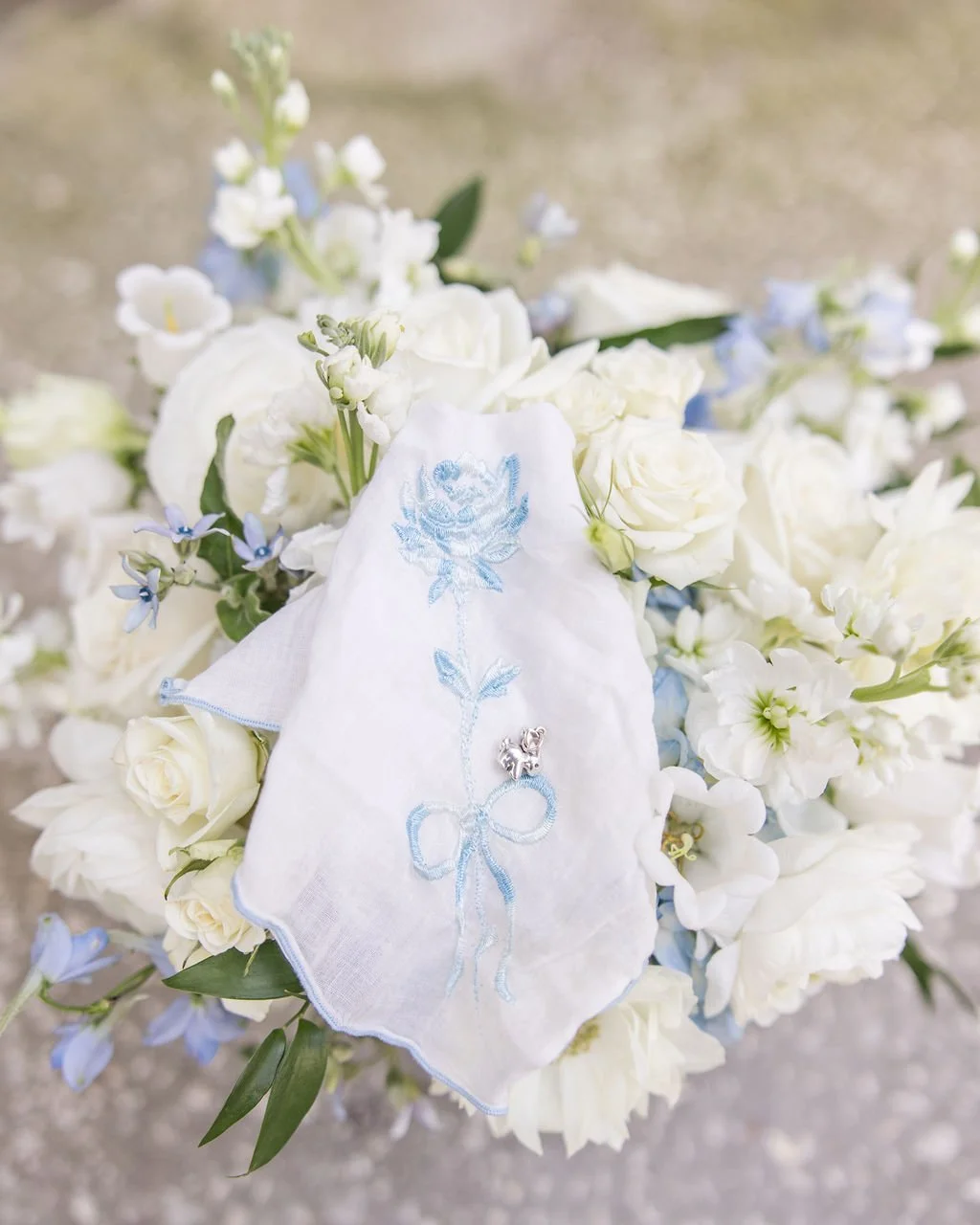 southern memorial wedding inspiration blue and white classic southern wedding.jpg