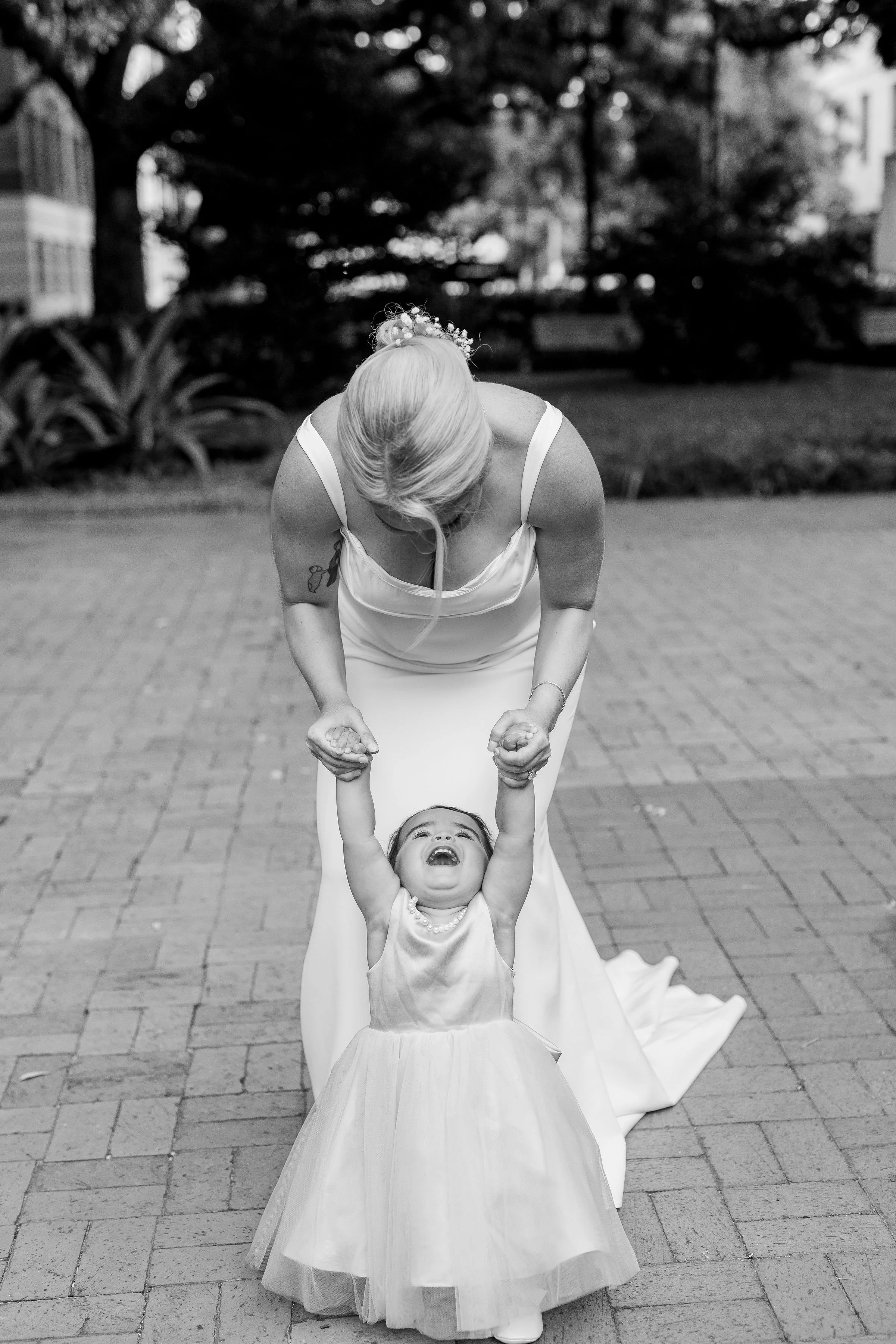 cute flowergirl at savannah elopement.jpg