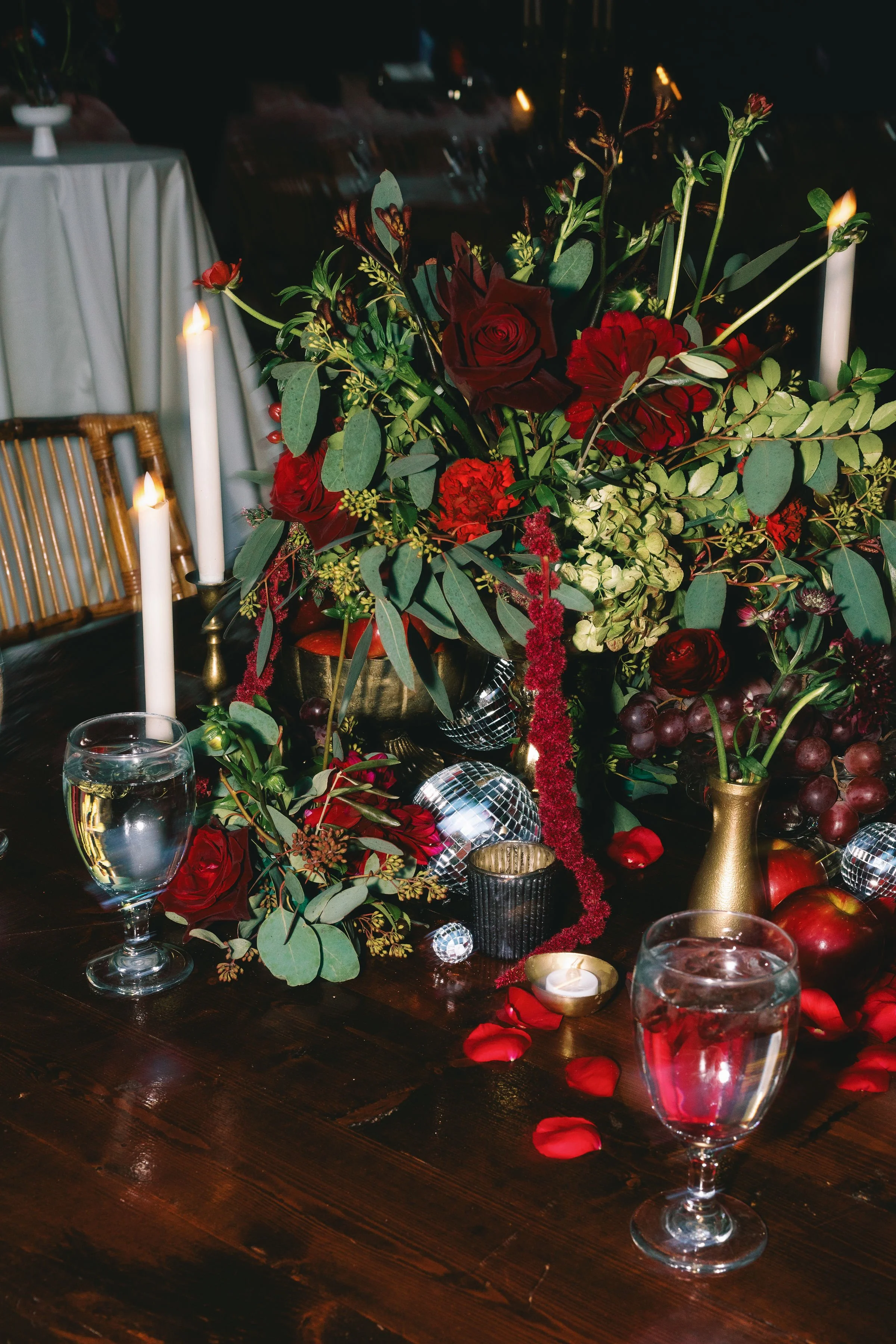 ivory-and-beau-weddings-rebecca-and-kevin-ships-of-the-sea-museum-wedding-venue-savannah-georgia-savannah-wedding-flowers-wedding-florist-reception-red-florals.jpg