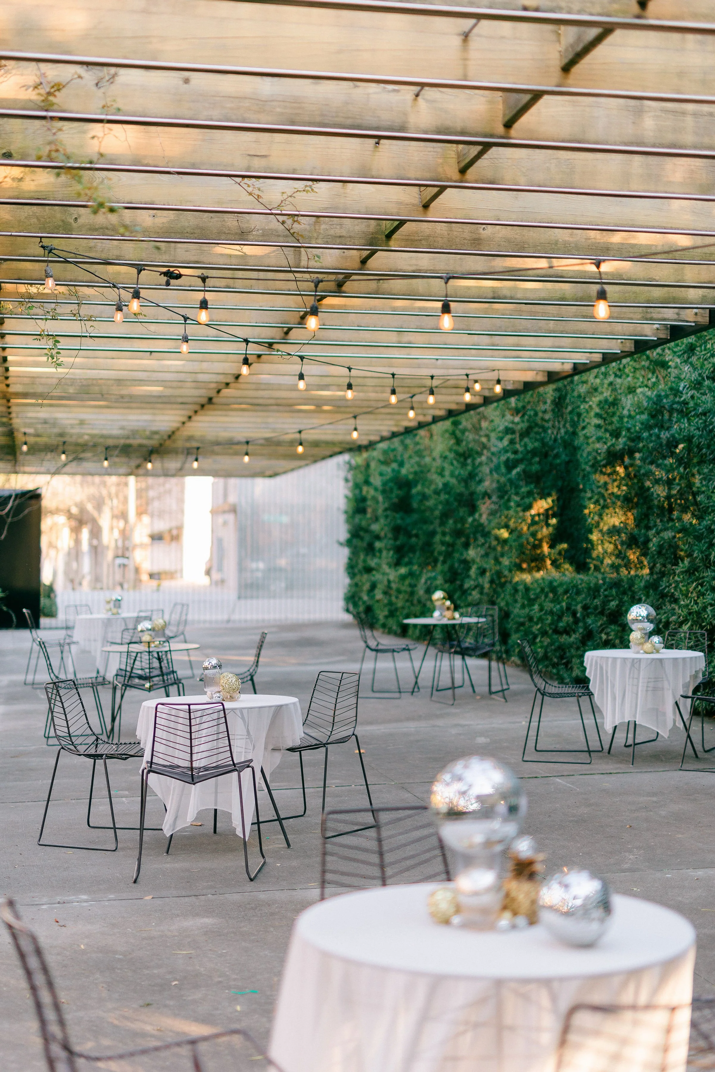 ivory-and-beau-weddings-rebecca-and-kevin-ships-of-the-sea-museum-wedding-venue-savannah-georgia-savannah-wedding-flowers-wedding-florist-reception-tables.jpg