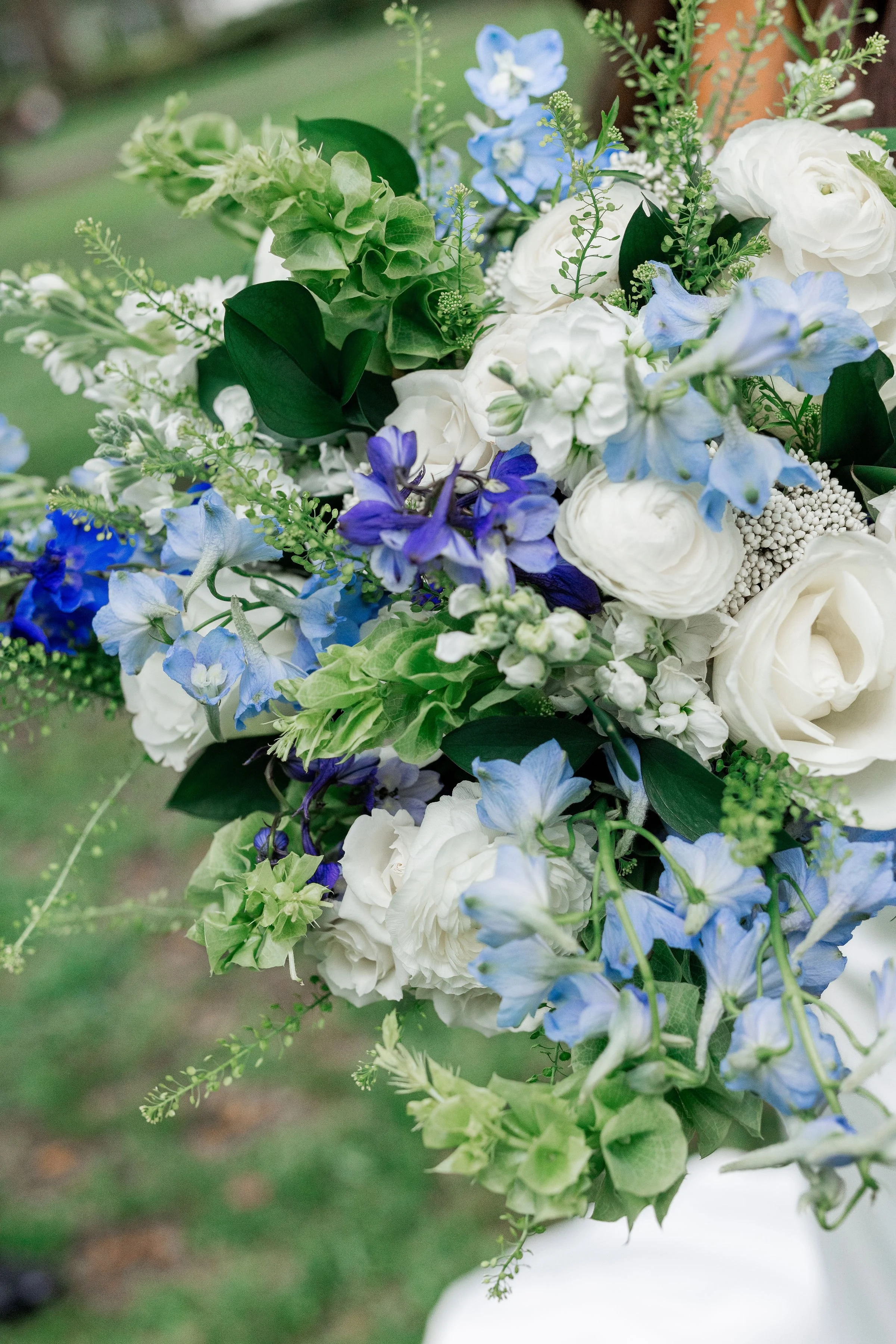 blue and white wedding flowers.jpg
