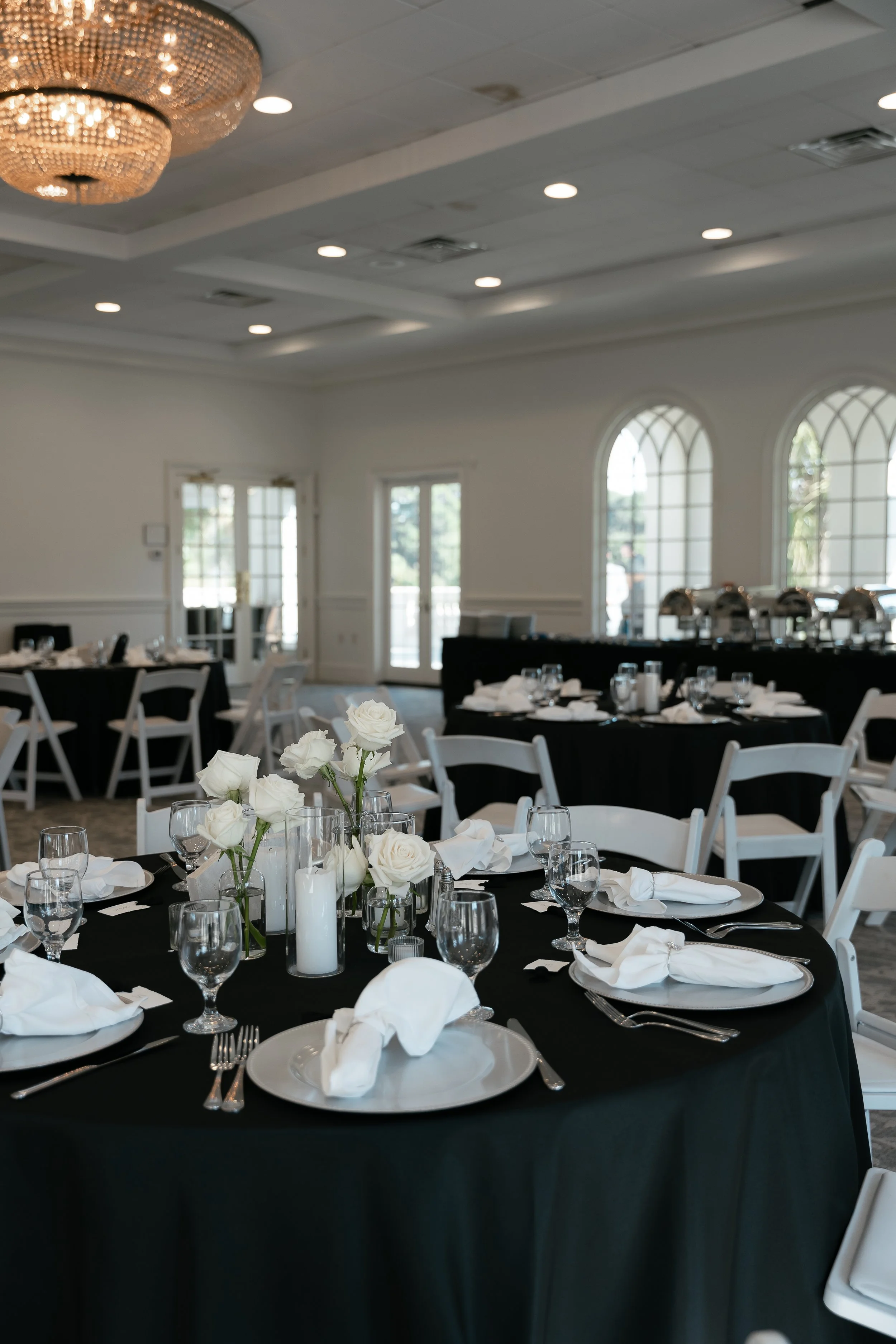 ivory-and-beau-flowers-savannah-georgia-florist-wedding-flowers-real-weddings-timeless-classic-savannah-country-club-wedding-venue-reception-tables.jpg