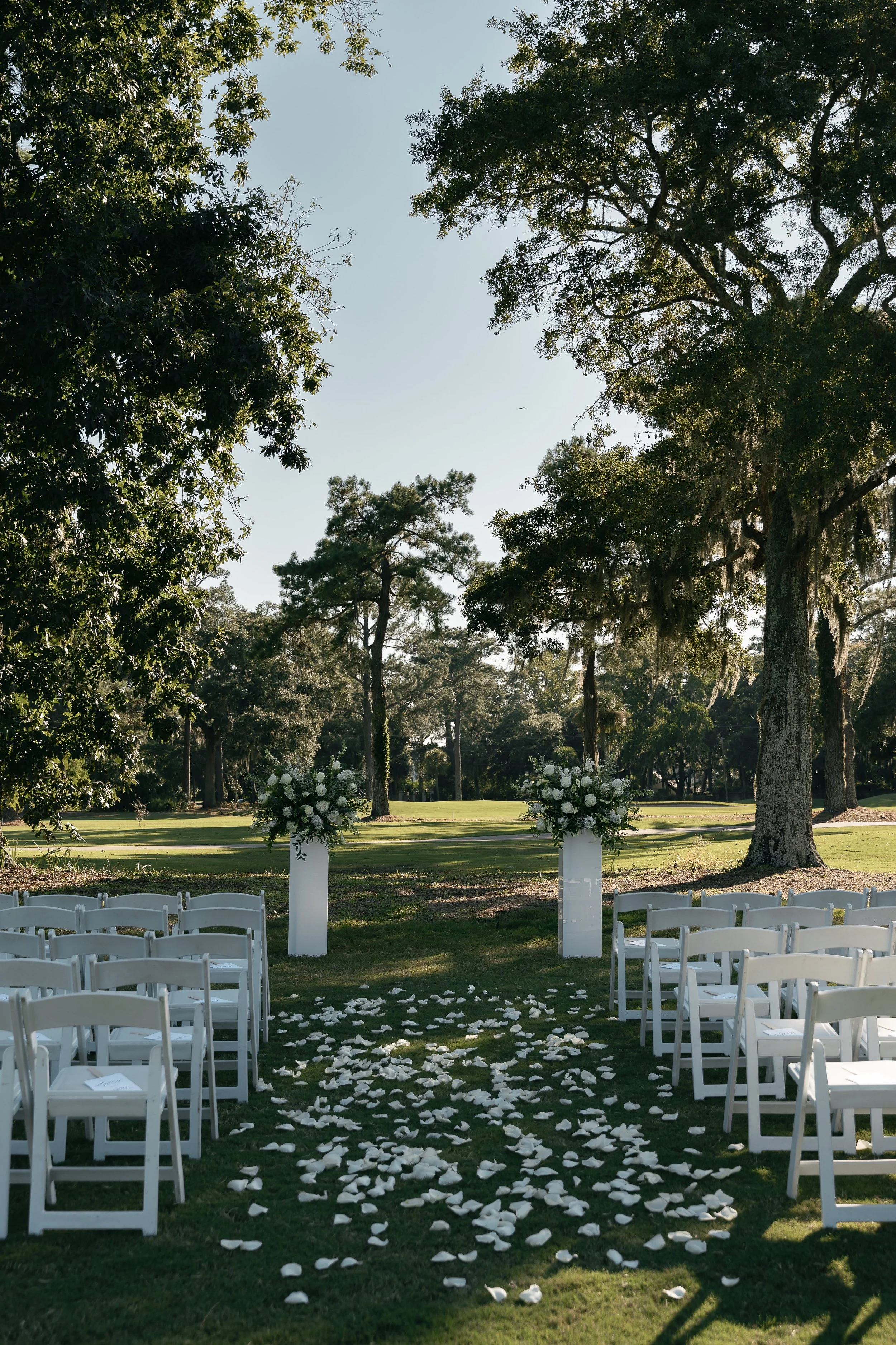 ivory-and-beau-flowers-savannah-georgia-florist-wedding-flowers-real-weddings-timeless-classic-savannah-country-club-wedding-venue-wedding-aisle-lowcountry-classic-weddings.jpg