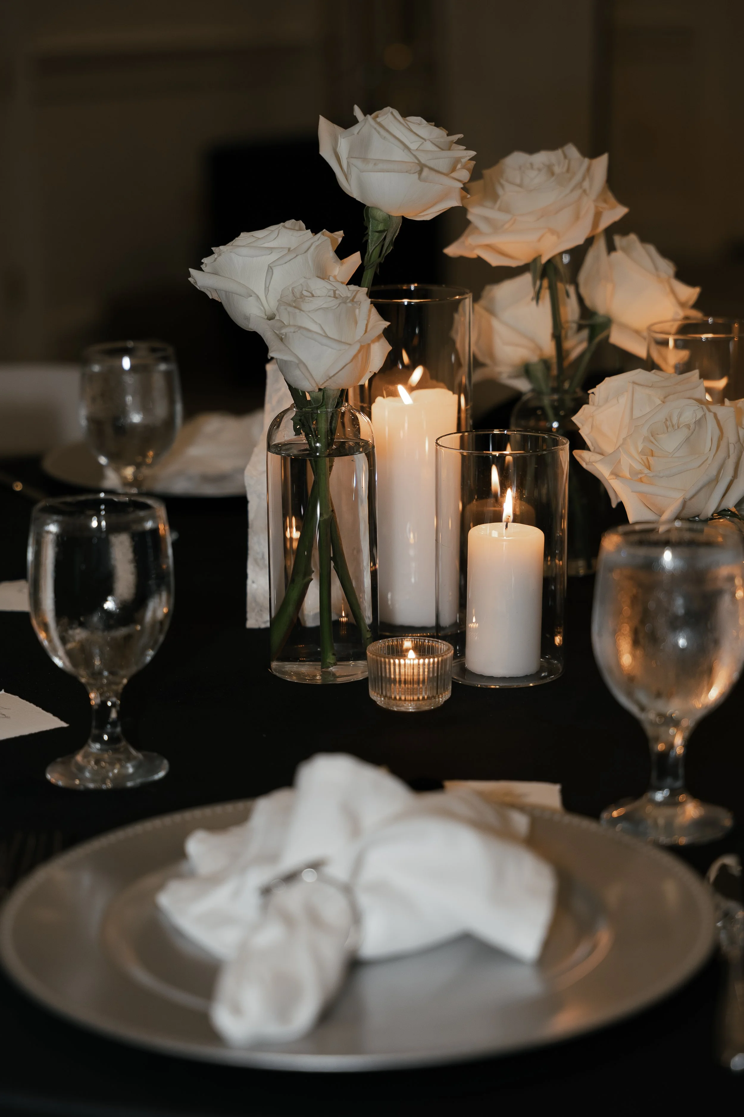 ivory-and-beau-flowers-savannah-georgia-florist-wedding-flowers-real-weddings-timeless-classic-savannah-country-club-wedding-venue-reception-black-and-white.jpg