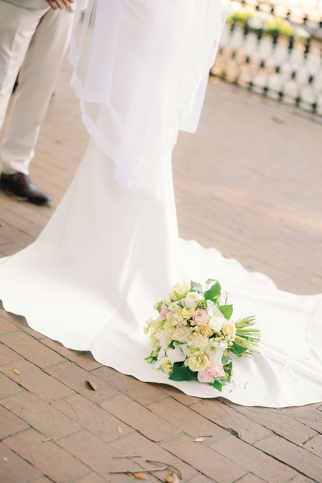 elopement flowers in savannah georgia forsyth park elopements.jpg