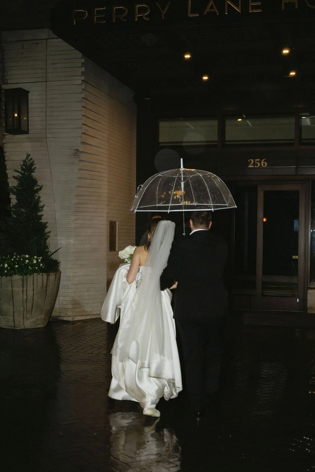 wedding pics in the rain savannah georgia.jpg