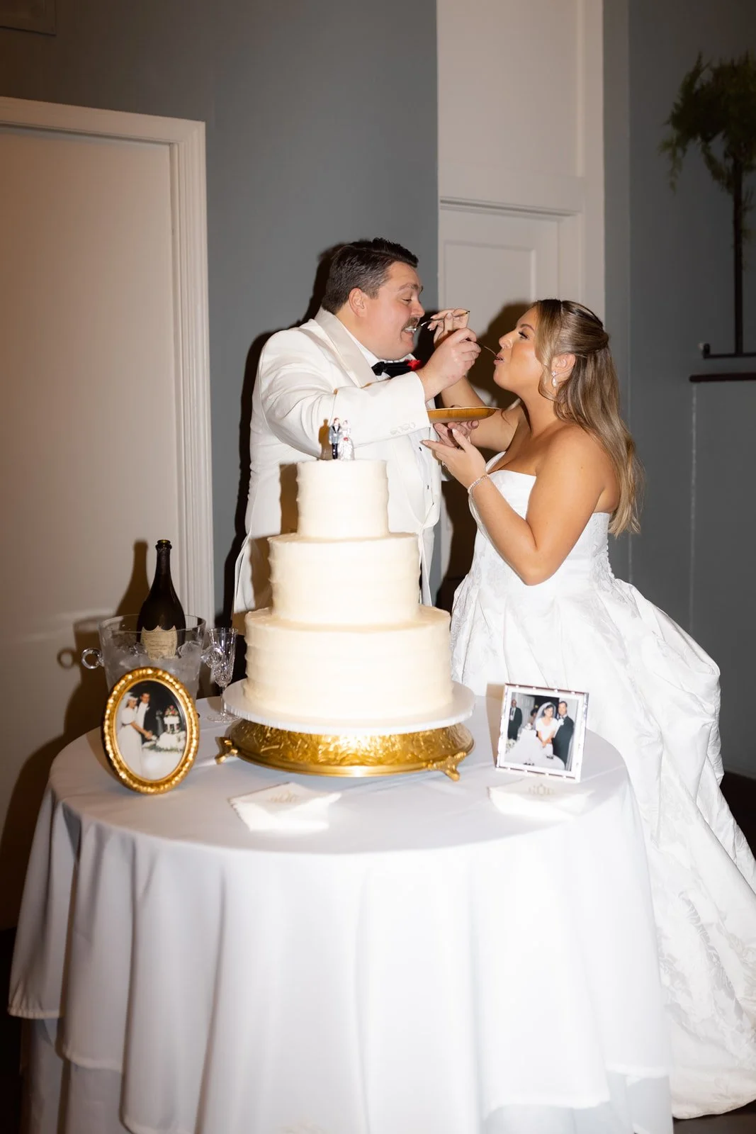 savannah-wedding-cake-cutting-bride-groom.jpg
